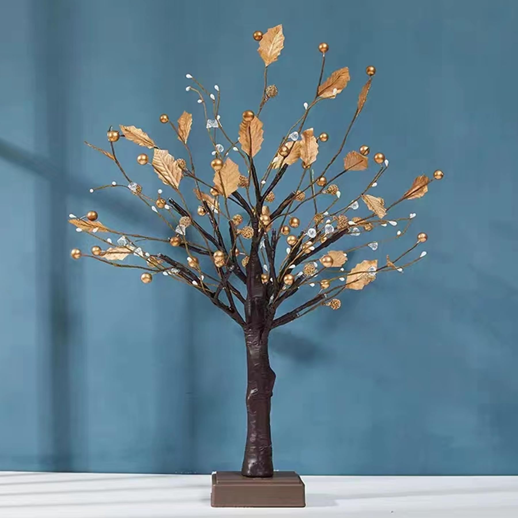 Albero di Natale Artificiale Illuminato da Tavolo con Luci LED, Albero di Natale da Interno a Batteria con Decorazioni Luminose in Oro, Novità Lampada da Notte per Feste, 55 cm
