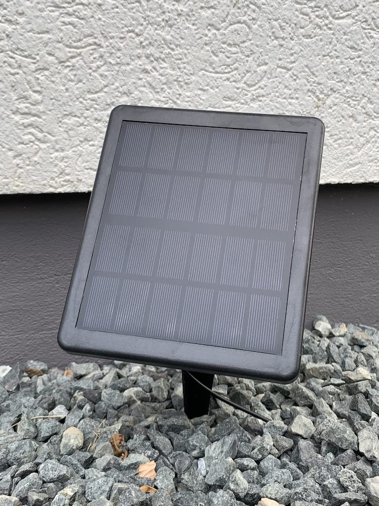 BOLD 5er Set LED Solarleuchten Garten - Solar Strahler Außen Warmweiß IP65 | Aluminium Gartenstrahler mit Erdspieß aus Metall, wechselbarer 18650 Li-Ion Akku, 70 Lumen, 9 Std. Licht am Gehweg