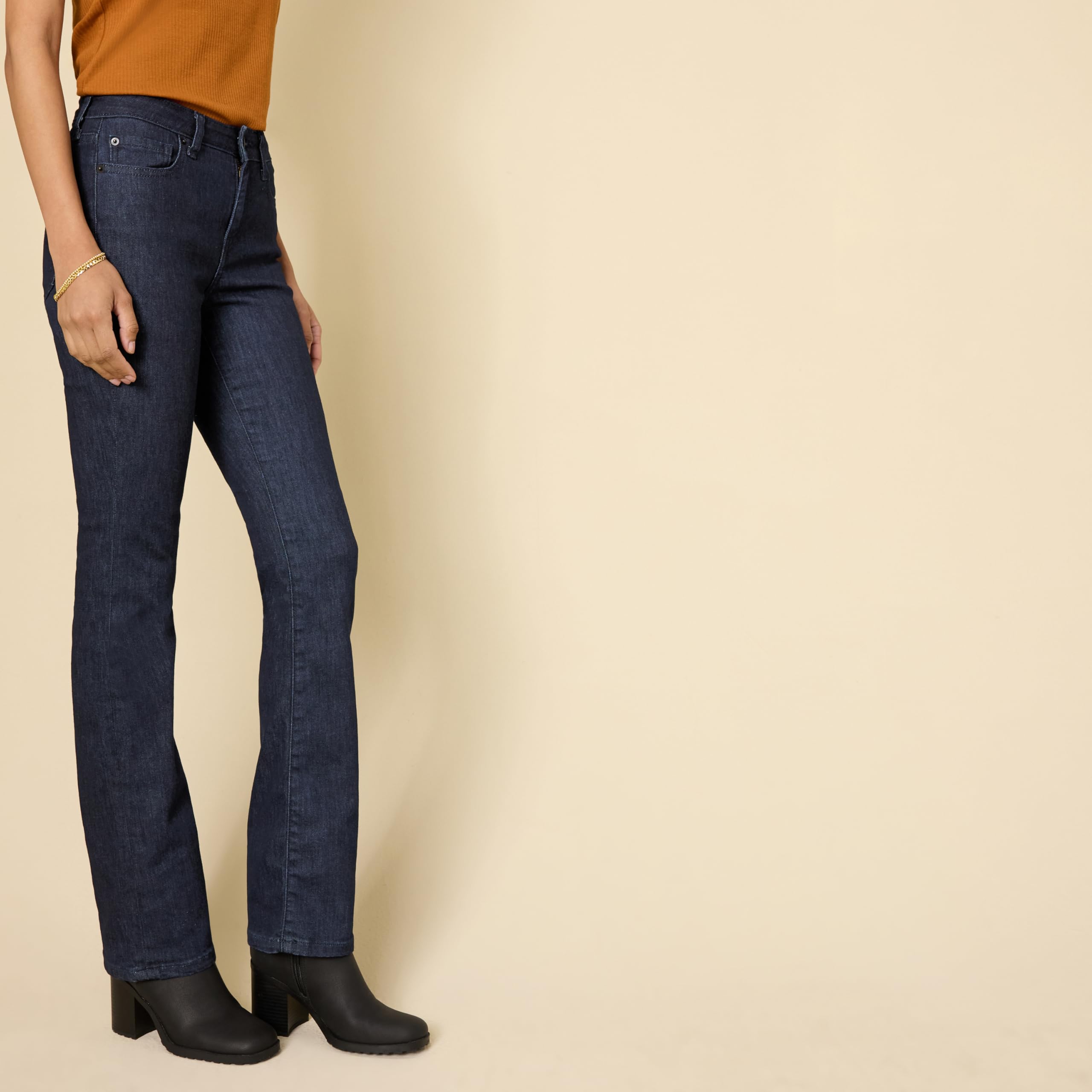 Amazon Essentials Jeans Elasticizzati a Vita Media Bootcut Vestibilità Aderente - Colori Fuori Produzione Donna