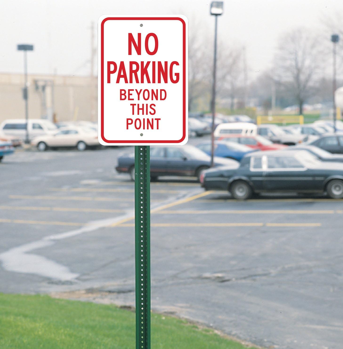 Brady 124318 交通管制標識、レジェンド「No Parking Beyond This Point」、高さ18インチ、幅1
