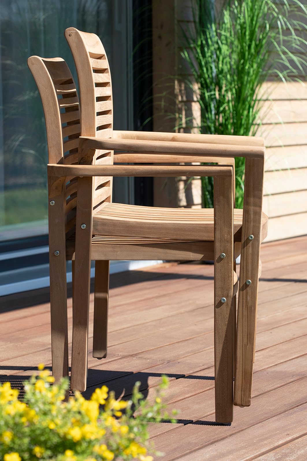 MR. DEKO Stapelsessel Derby Teakholz mit Armlehnen | Gartenstuhl Holz Stapelbar Wetterfest | Holzstuhl Garten | Teak Stuhl Outdoor | Gartensessel Balkonstuhl | Terrassenstühle