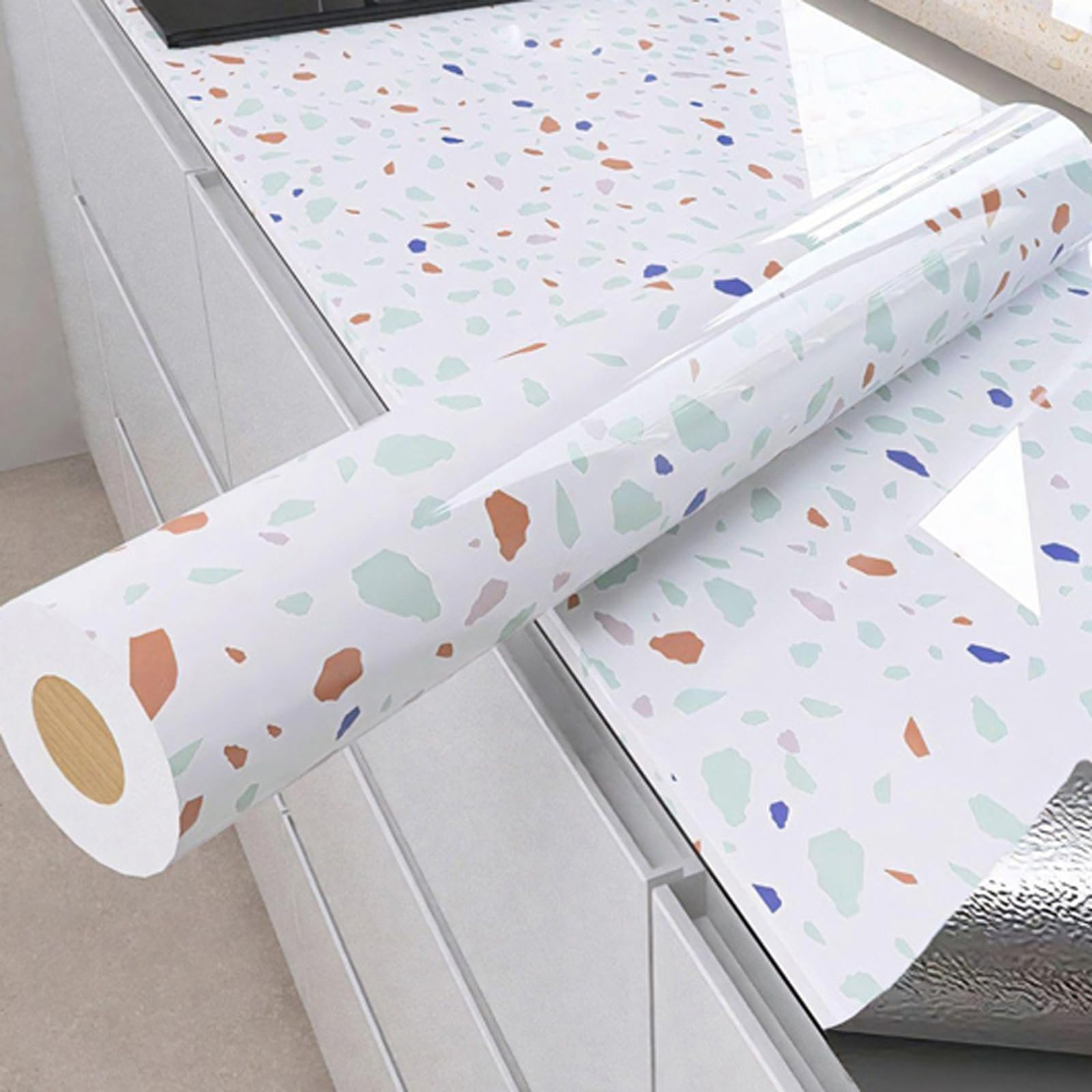 Papier adhésif effet marbre pour relooker un bureau de télétravail design