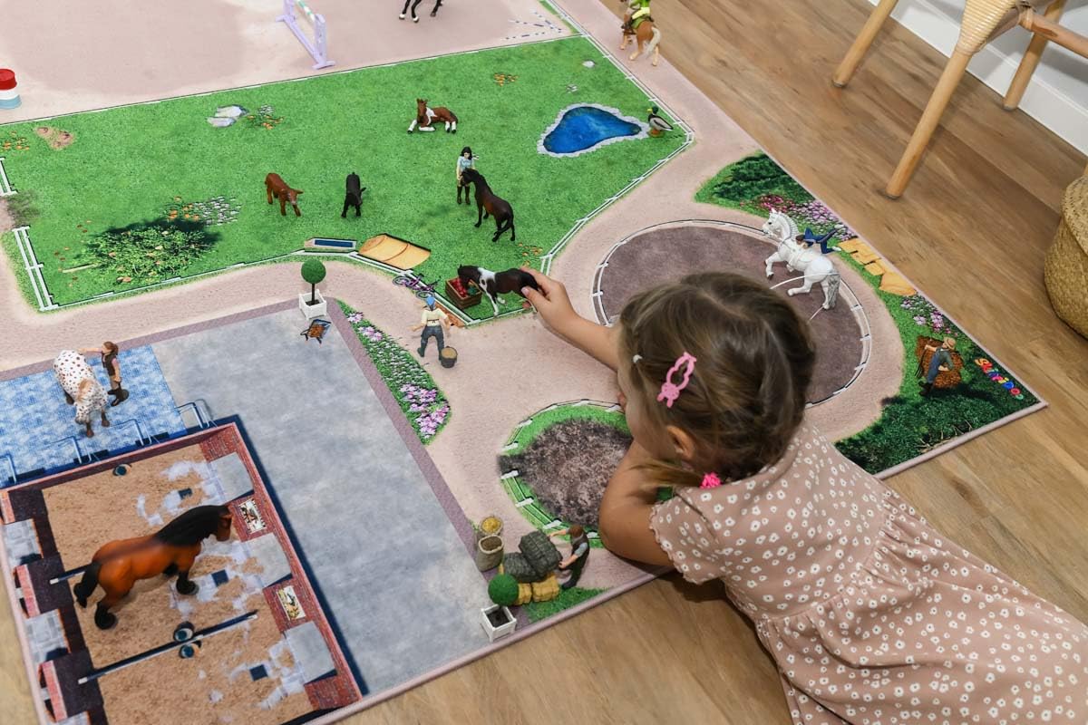 tappeto da gioco per cameretta con maneggio, campo di equitazione e scuderie. Ideale per piccoli amanti dei cavalli, compatibile con Schleich® e Playmobil®. 160 × 120 cm