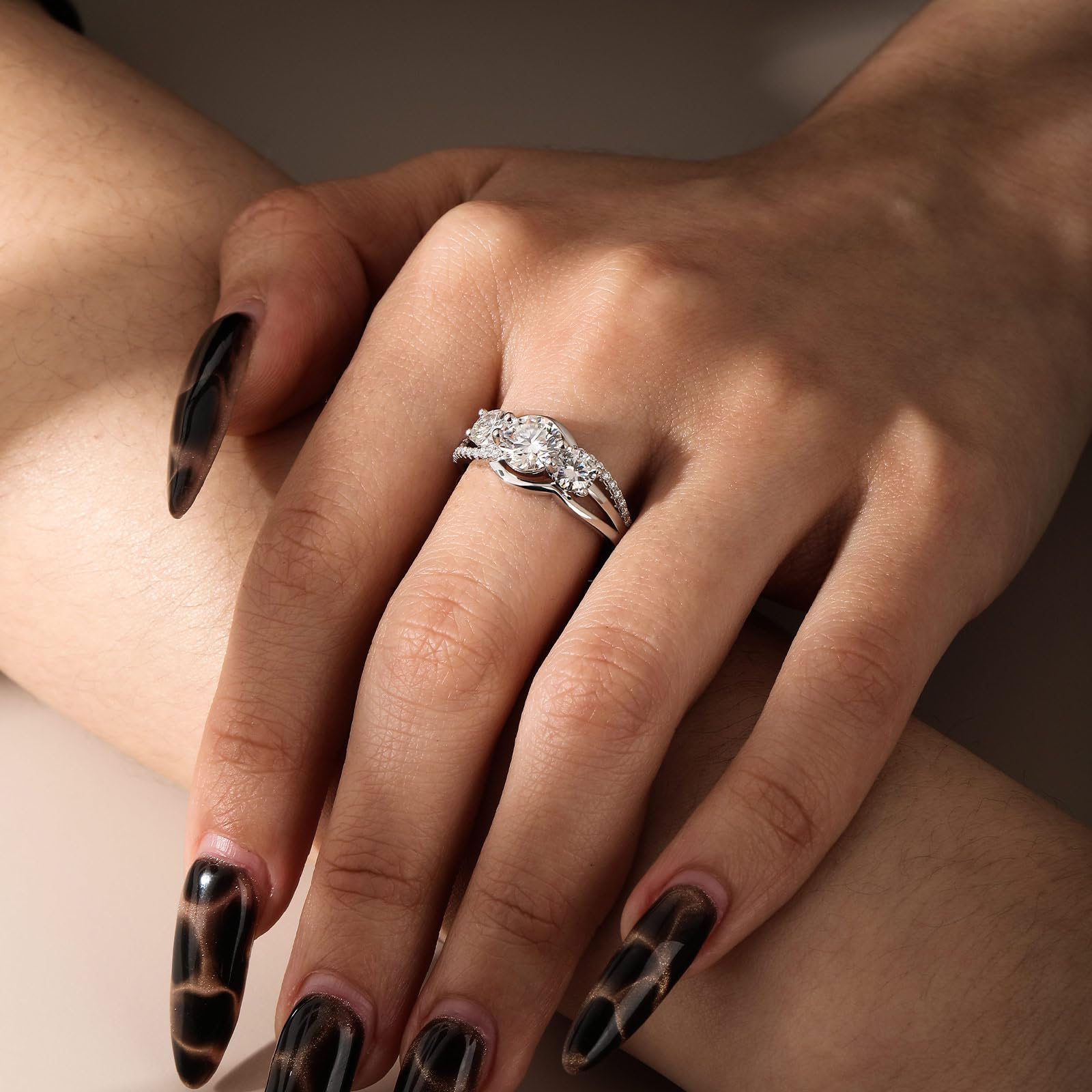 Jeulia Damen Moissanit Ringe Retro Drei Steine Verlobungsring 1ct Rundschliff Ehering GRA Zertifiziert Tauring mit Zirkonia Tauring Farbe D VVS1 Sterlingsilber Ring für Frauen Geschenk
