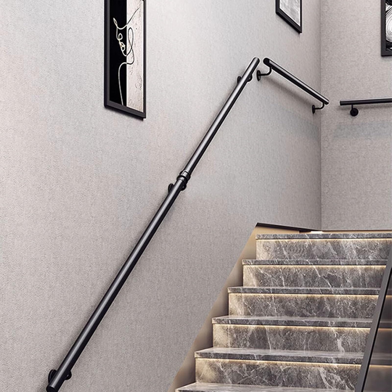 Rampe d'escalier en métal design noir mat avec supports muraux renforcés