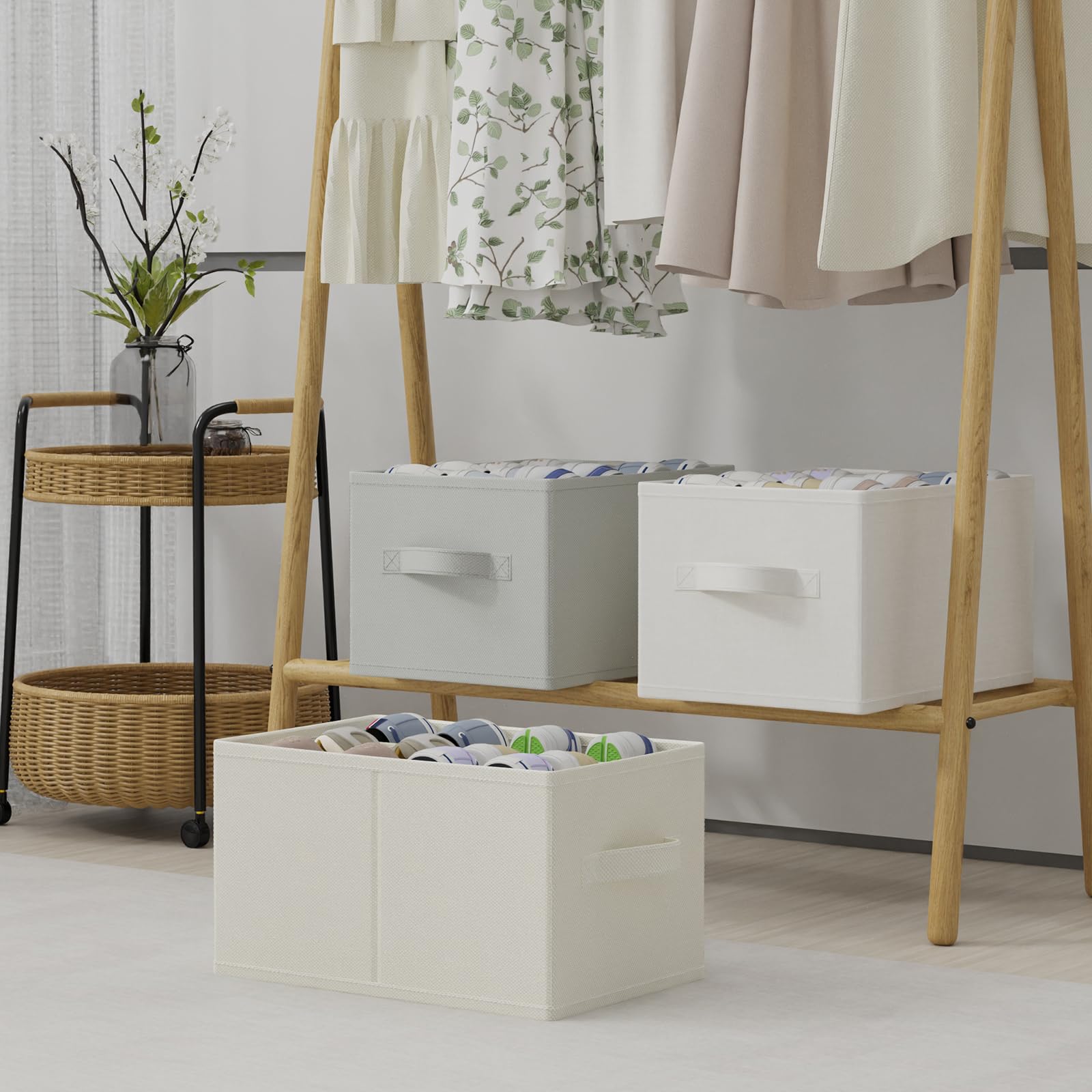 GUOHNHE Scatole per Scarpe, Adatto a 24 Paia, Shoes Organizer per Guardaroba, Scarpiera Salvaspazio Pieghevole, Portascarpe con 3 Maniglie, 42 x 32 x 26 cm, Bianco Avorio, XSNX02W-2