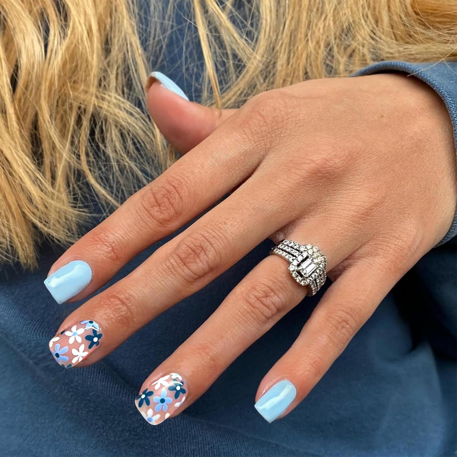 NICENEEDED Blaue Blumen Press-on Nägel – Kurz, Quadratisch, Französisches Design | 24 Stück Mit Geleekleber