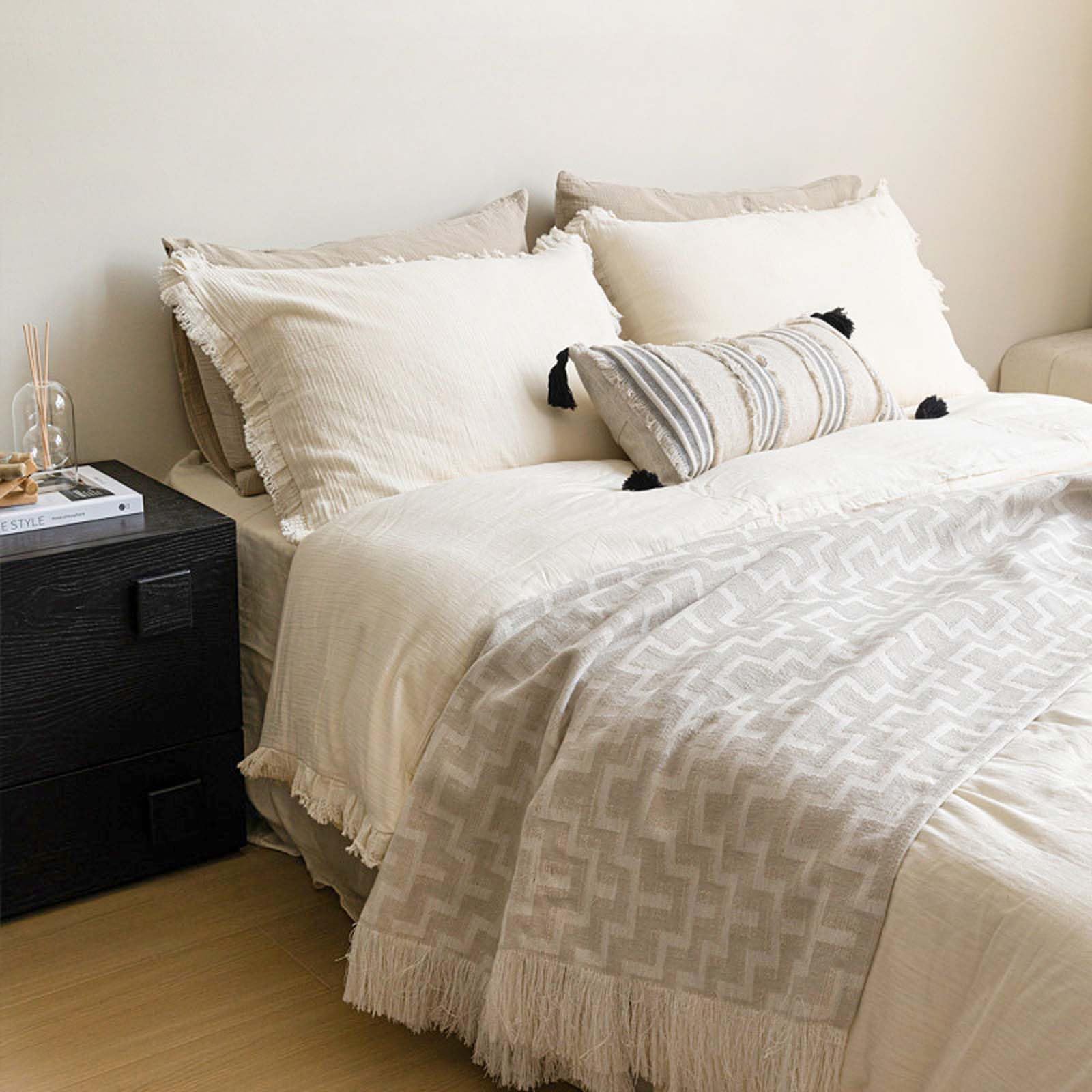Jeté de lit géométrique beige jacquard 65x240cm avec taie d'oreiller assortie