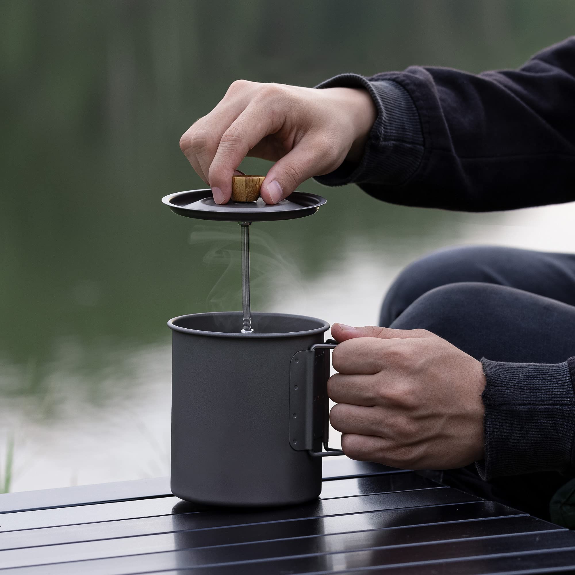 Navaris Cafetera Francesa de Camping - Set de cafetera Camping con 1x Prensa Francesa Cafe de Titanio y 1x Taza de Acero Inoxidable - con Bolsa de Transporte
