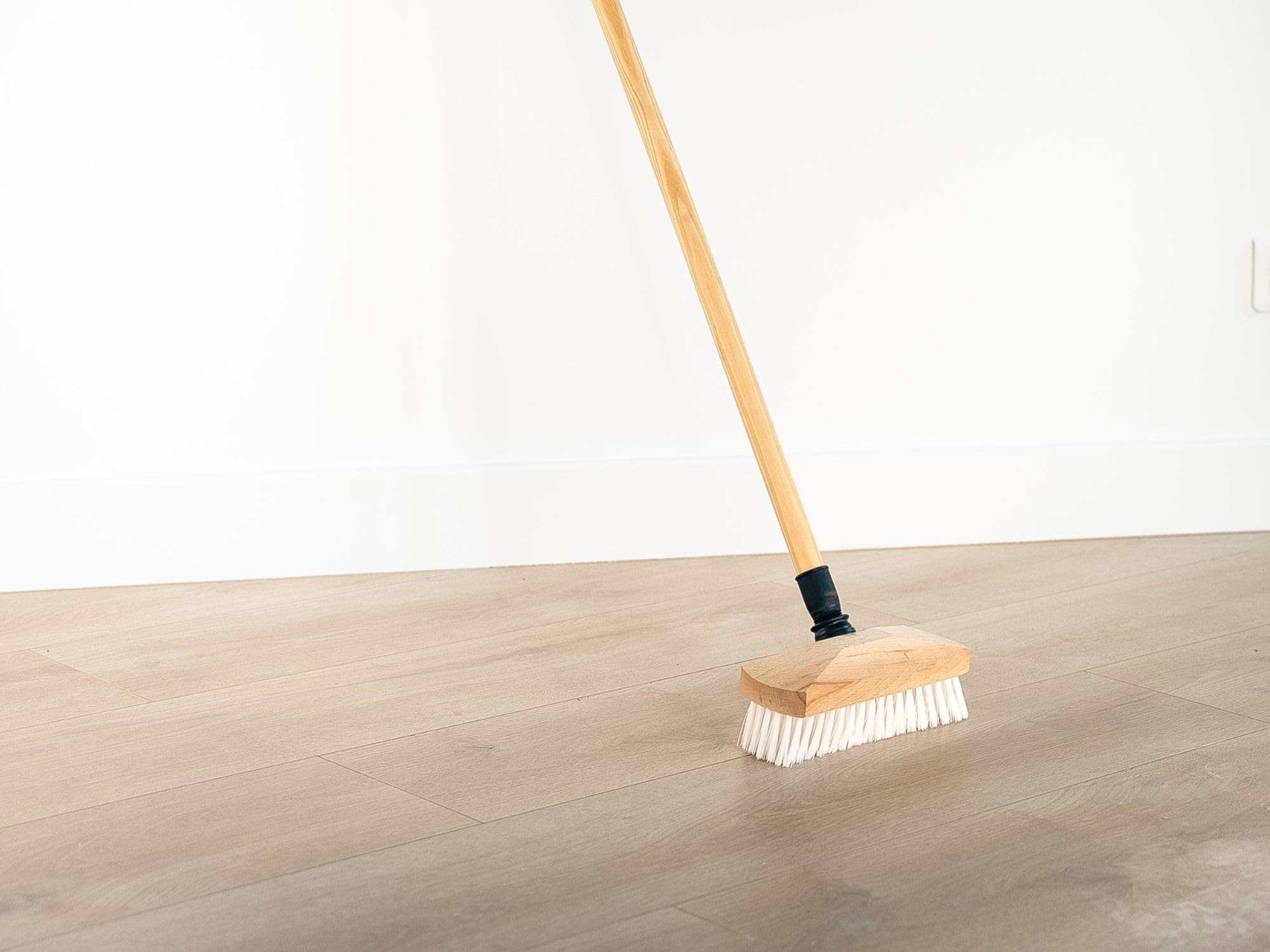 Balai Brosse Lave-Pont 22 cm en PPL Blanc | Manche Bois 1,25 m | Monture Bois | pour Laver récurer ponts terrasses carrelages sols Tapis | Douille vissante Plastique | Kibros 1111