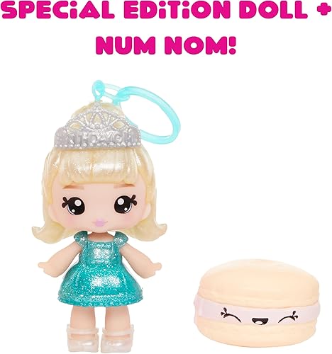 Miniatura 5 de Yummiland Set de juego de bolsa de belleza + muñeca de brillo de labios, bolsa de cupcakes incluye pastel de cumpleaños exclusivo de Callie, esmalte