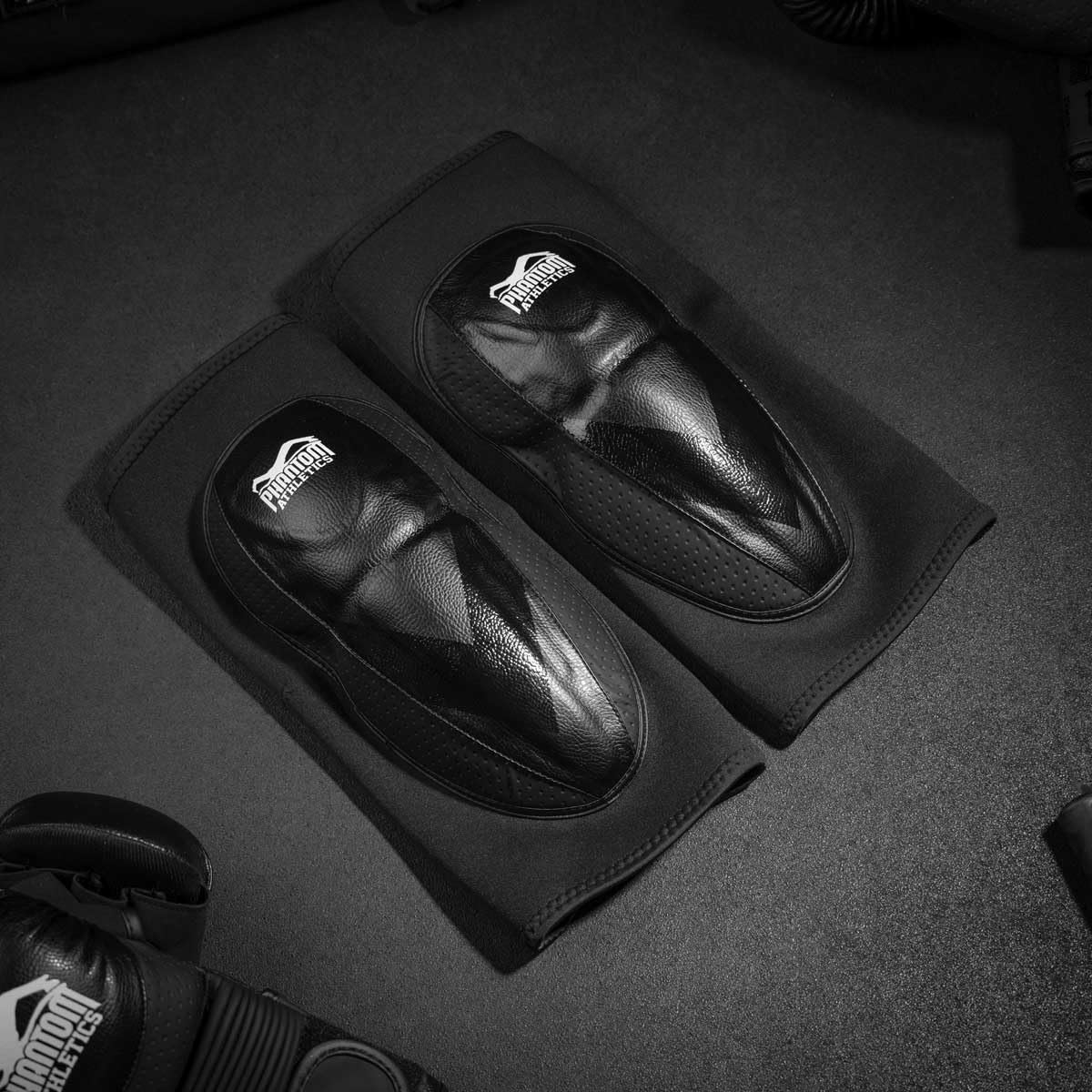 Phantom Athletics Genouillères MMA RIOT Pro - Genouillères Muay Thai - Genouillères pour jiu-jitsu brésilien, lutte, arts martiaux et autres sports comme le volleyball (L/XL, Riot Pro - Noir)