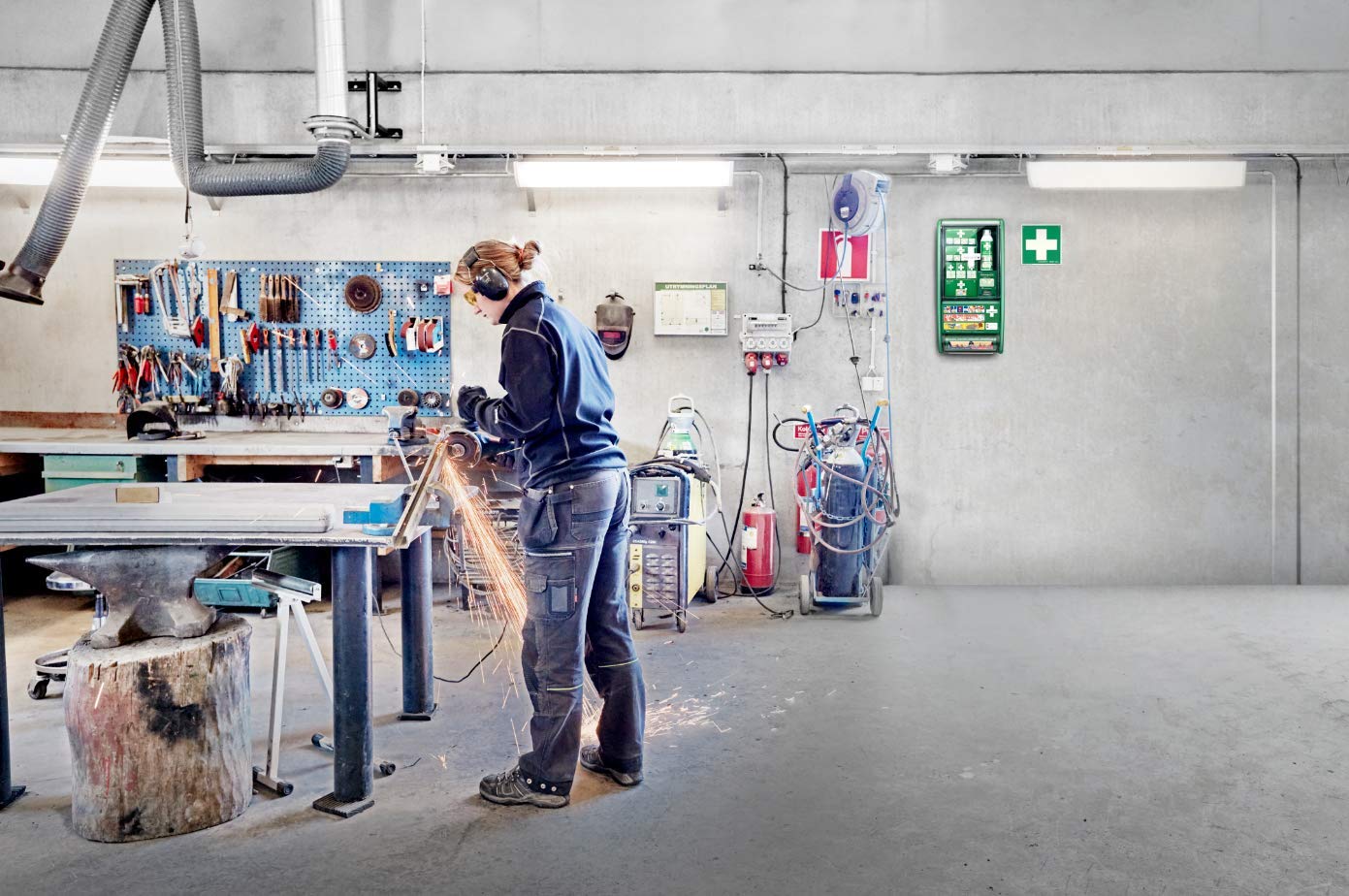 Cederroth ® | Erste-Hilfe-Station | Zur Versorgung verschiedenster Verletzungen