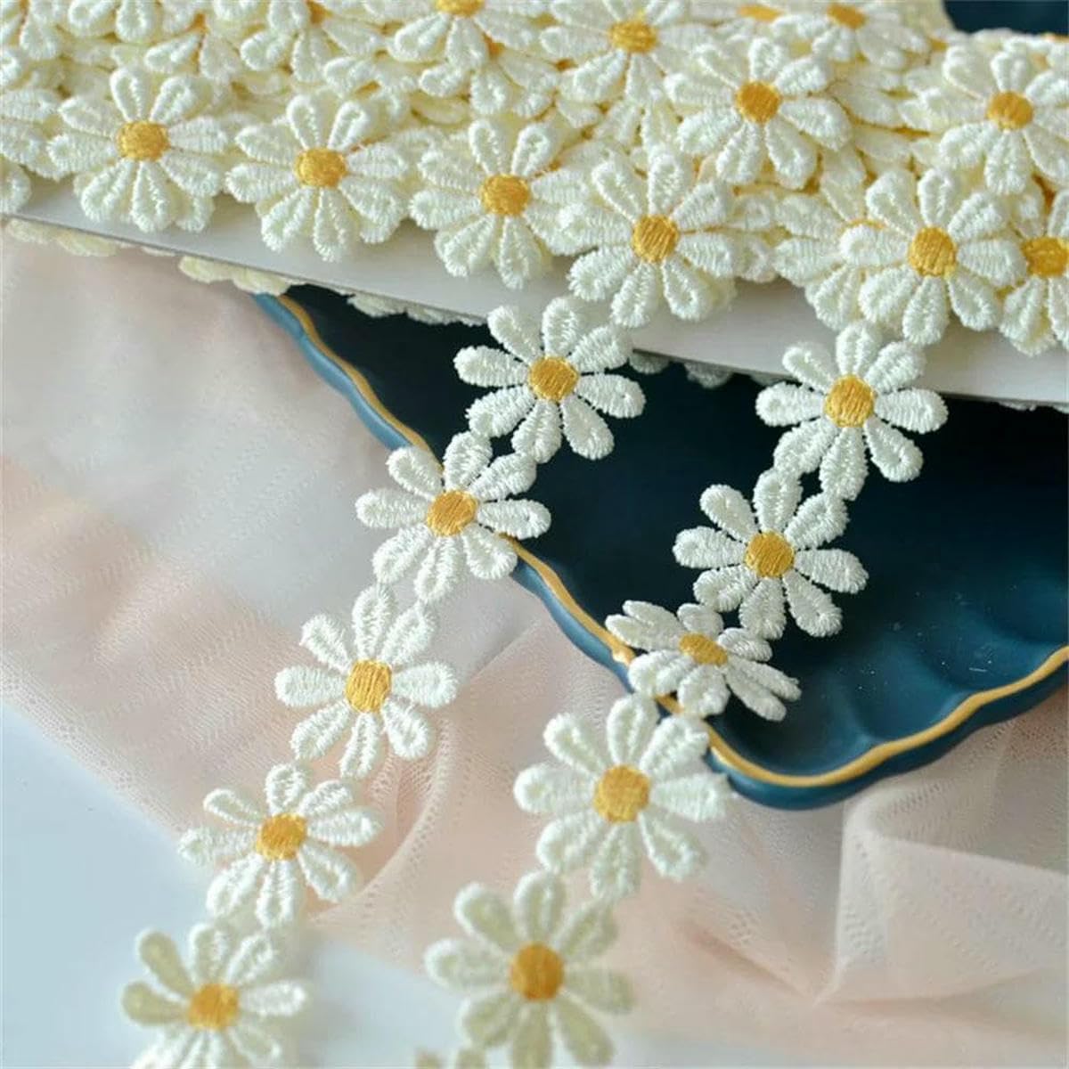 Col et chapeaux ternes ? Ce ruban de dentelle aux fleurs 3D brodées réveille vos tissus