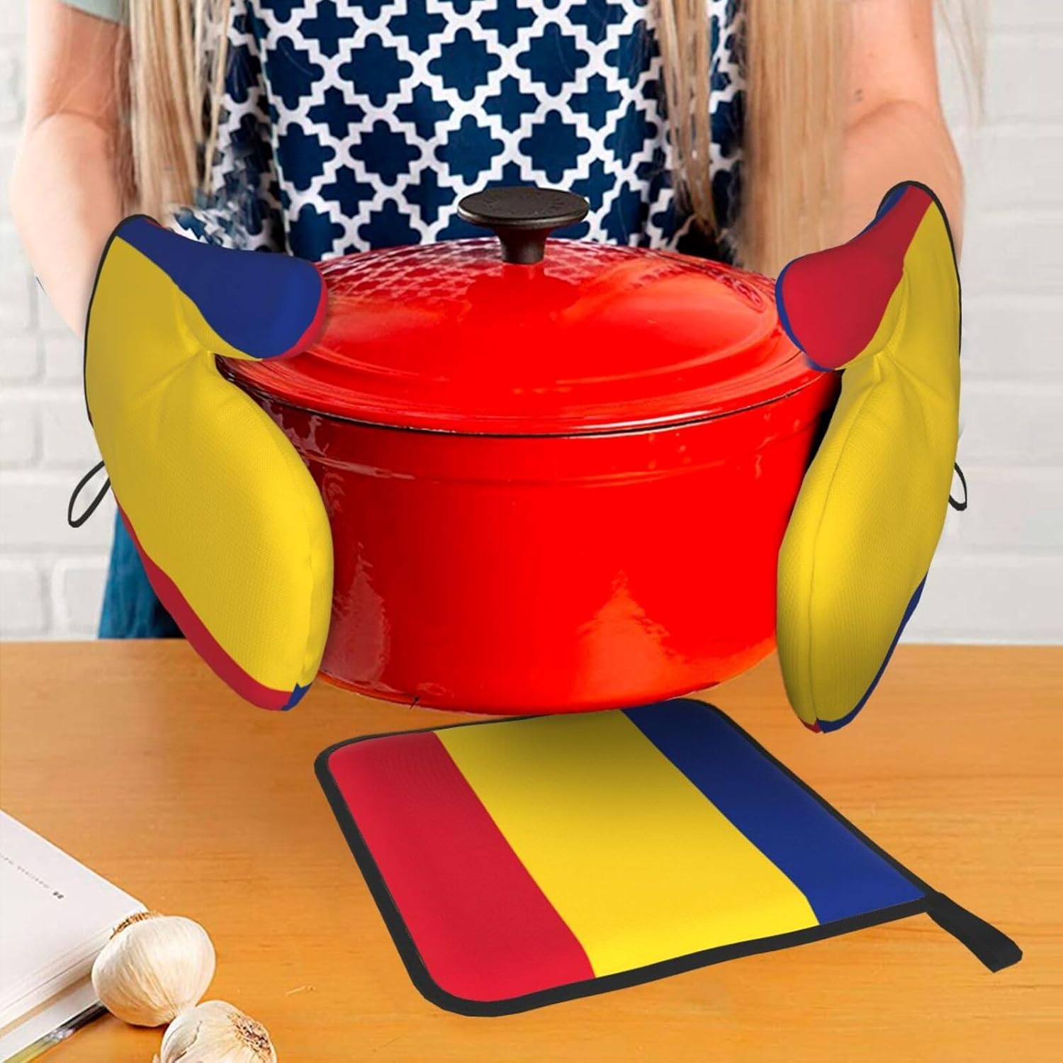 Flag of Romania Print Heat Resistant Microwave Gloves, Used for Baking, Cooking, and Fashion Kitchen Essentials