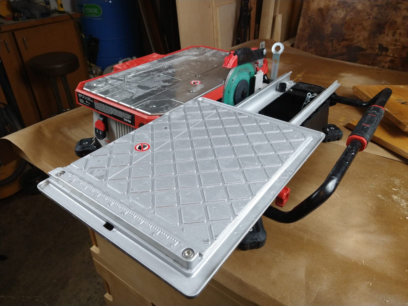 Porter-Cable PCE980 tile saw ready for use