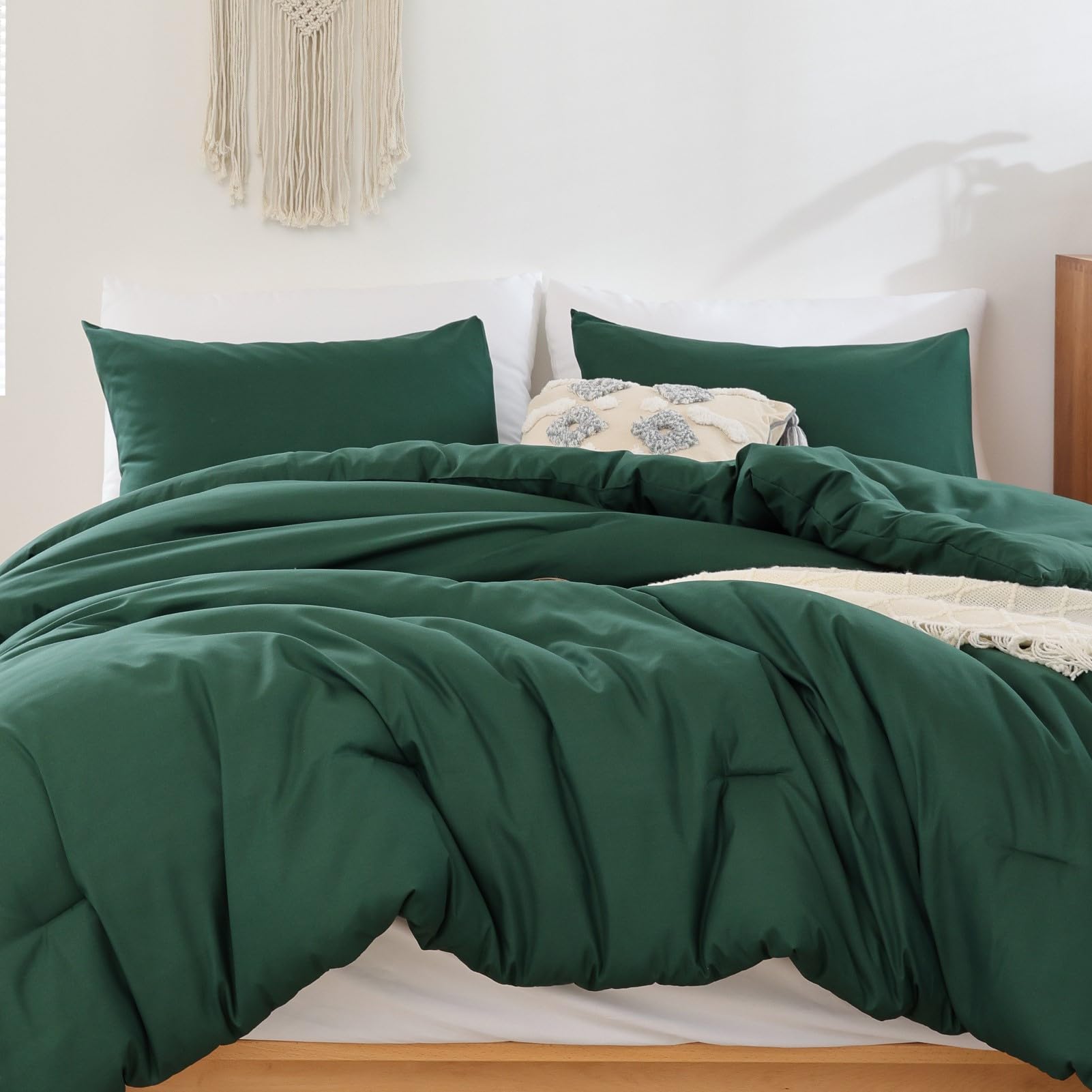 (7 pcs of box) ROSGONIA Queen Comforter Set Emerald Green, 3pcs (1 Boho Dark Forest Green Comforter & 2 Pillowcases), All Season Blanket Lightweight Bedspreads Quilt