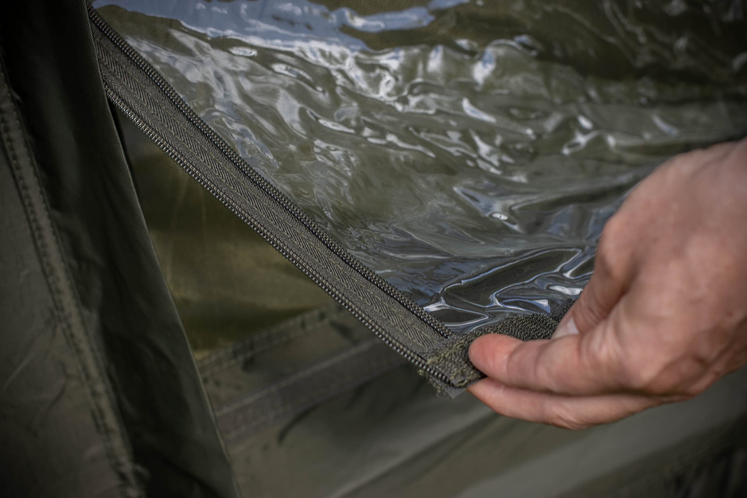 Solar Tackle Undercover - Refugio Exterior Bivvy para 2 Personas, Resistente al Agua, Malla mosquitera, Flujo de Aire, Paneles Traseros enrollados, Incluye Bolsillos Interiores, Lona Resistente para
