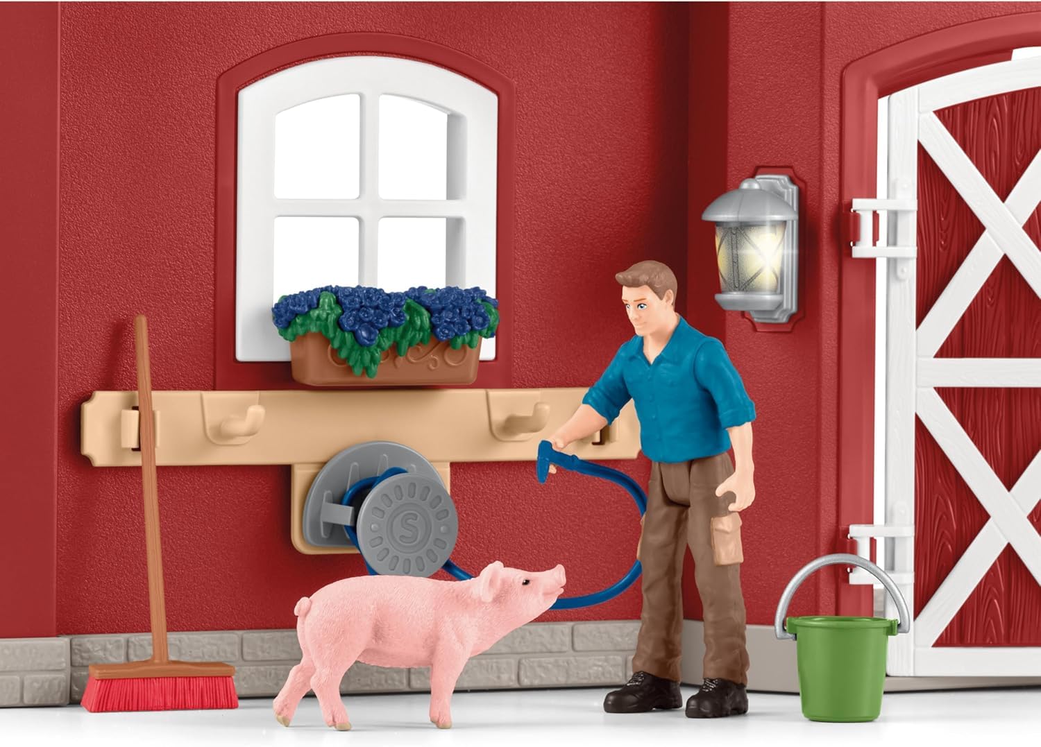schleich FARM WORLD | Duża czerwona farma z domem wiejskim 42606 | Zestaw z domem, rolnikiem, krową, świnią, kotem, myszą i akcesoriami | realistyczna zabawka farma dla dzieci od 3 lat | 92 elementy