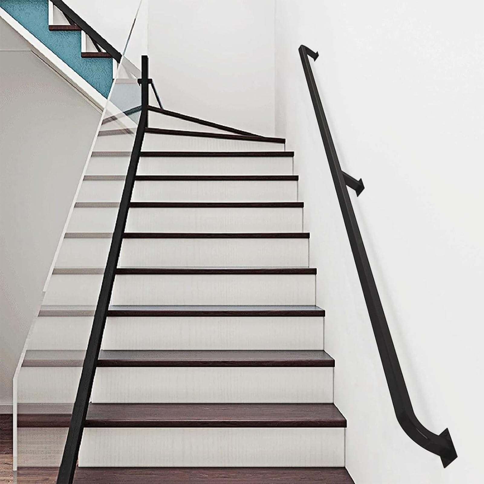 Rampe d'escalier en fer pour sécuriser l'accès à la terrasse extérieure et les marches du salon