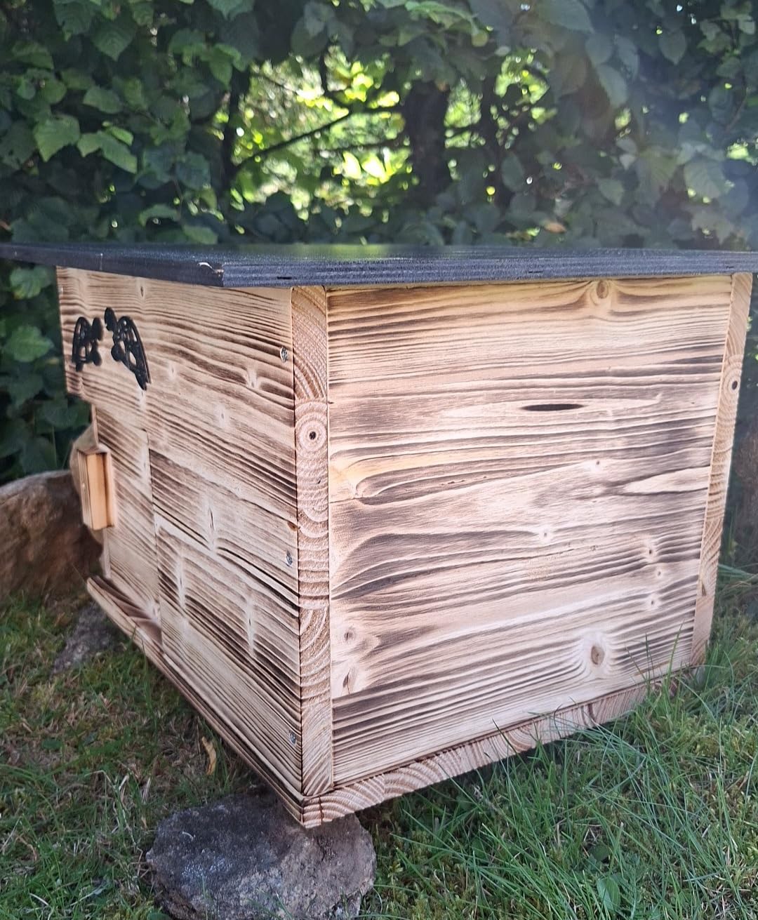 Maison pour tortue avec entrée fermable, fond et toit amovible en bois massif de sapin de 18 mm d’épaisseur flammé (SK01G)