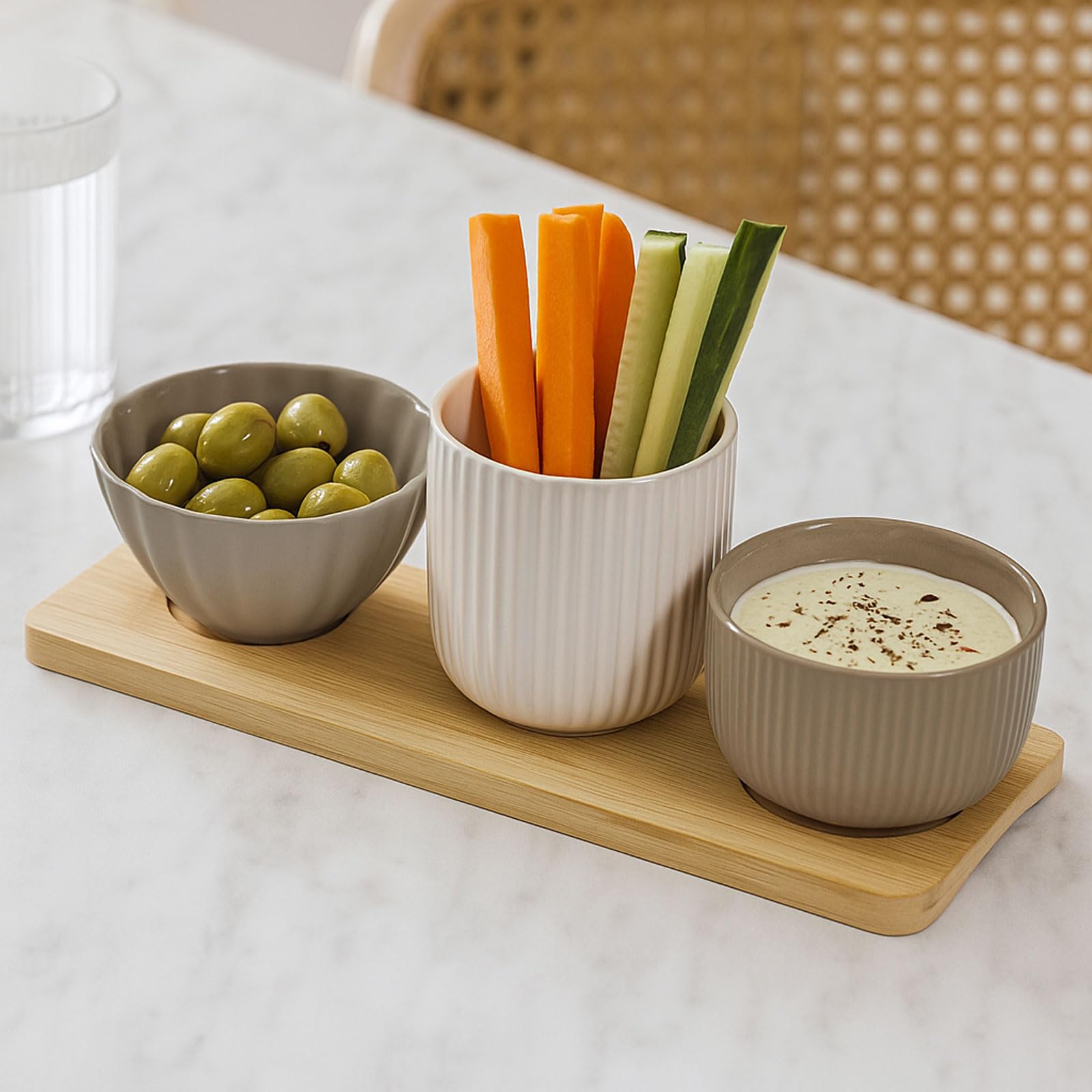 Murago - Servierset mit Bambustablett & 3 Keramikschalen - Dip-Schalen Set für Snacks Tapas Oliven Nüsse modernes Rillendesign Naturtöne Spülmaschinengeeignet Taupe Cream Beige