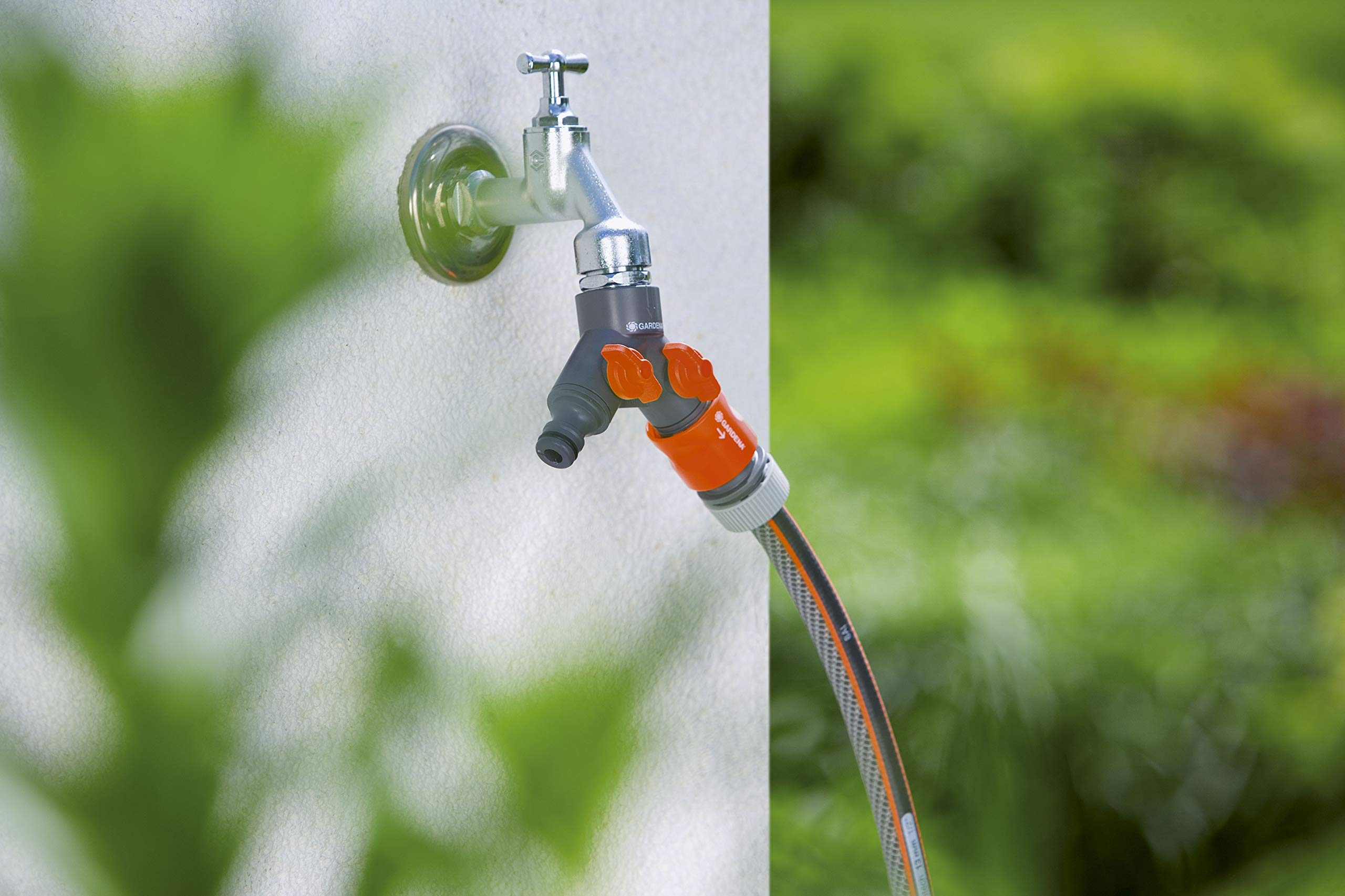 Gardena Enrouleur de tuyau Mural RollUp L (blanc)– Longueur 30– Garantie 5 ans– Dévidoir pivotant à 180°& Vanne à 2 voies: Distributeur d'eau pour robinet avec filetage de 26,5 mm (G 3/4 Pouce)