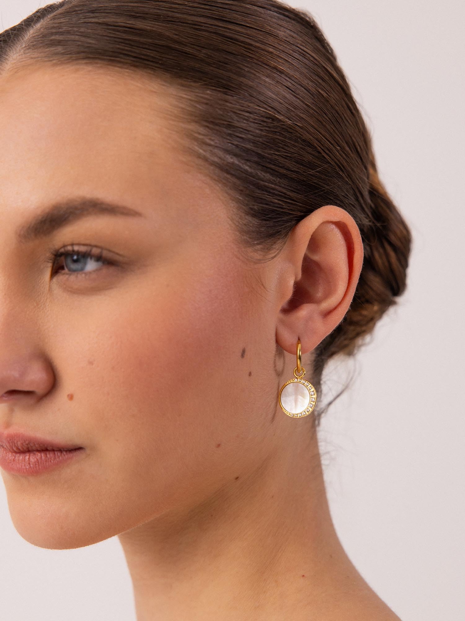 Purelei Shining Moon - Orecchini da donna con madreperla e zirconi, eleganti orecchini a cerchio in acciaio inox con ciondolo a forma di luna, orecchini scintillanti, regalo per donne