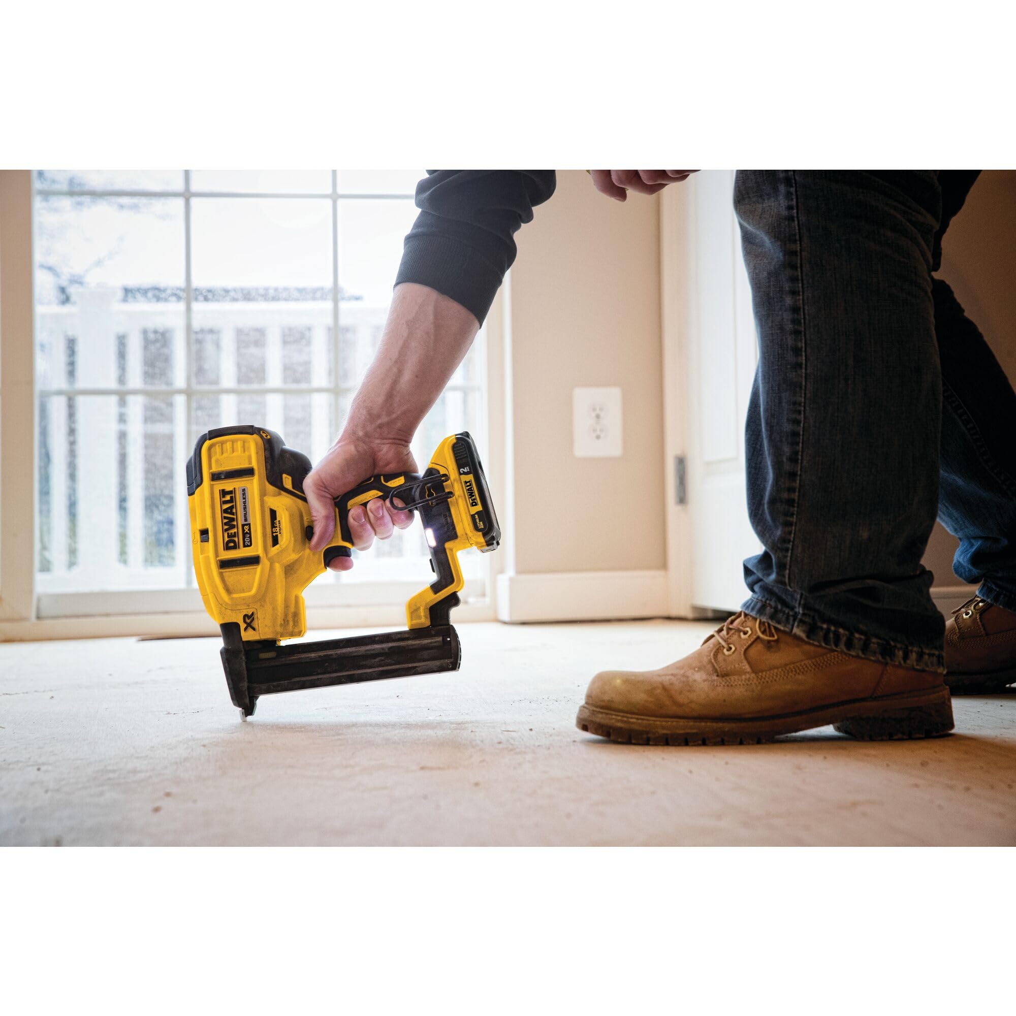 DEWALT DCN681D1 20V 18Ga Stapler Kit