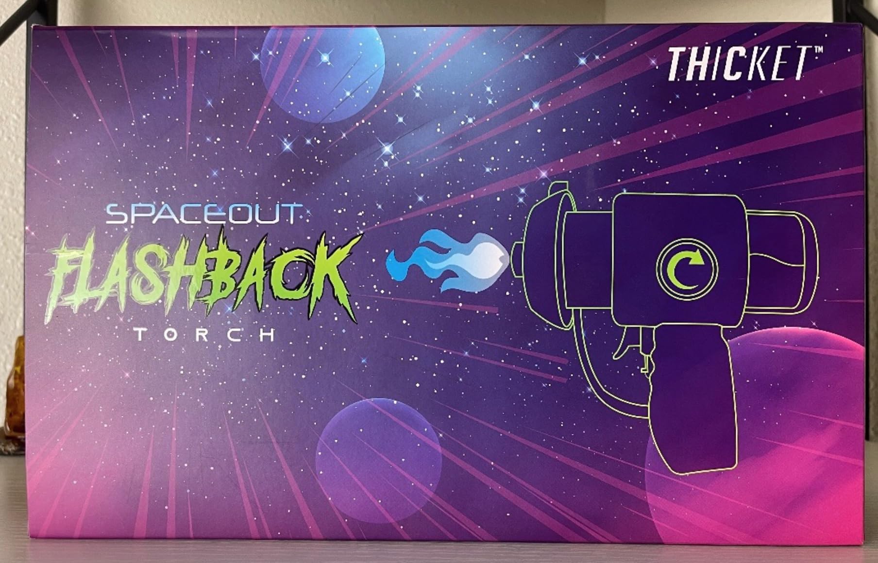 THiCket Flashback Torch - Briquet au butane avec flamme réglable - Verrouillage de sécurité - Support de lampe - Étui de rangement intégré - Rechargeable - Coupe-vent - Pointe en acier inoxydable