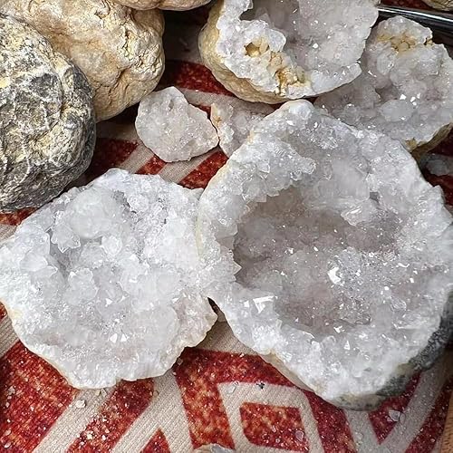 Miniatura 5 de Juego de 8 cuevas de cuarzo natural que abren en el medio de 1.2-2 pulgadas, geoda blanca con lupa y soporte de exhibición, ideal para regalos