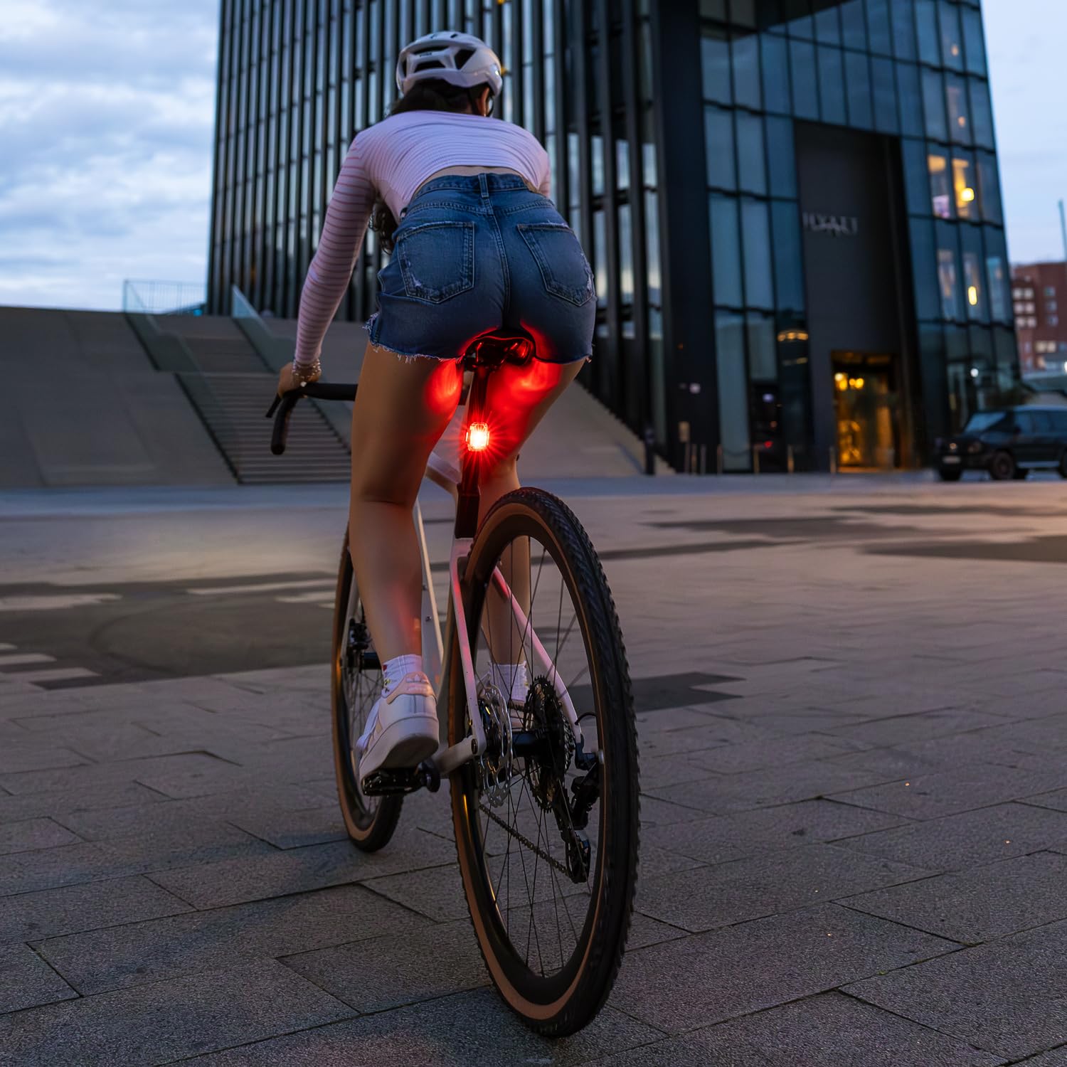 SIGMA LED Fahrradlicht Set Aura 50/ Hiro 10 | StVZO zugelassenes, akkubetriebenes Vorderlicht und Rücklicht | wetterfestes, wiederaufladbares Beleuchtungsset mit USB-C