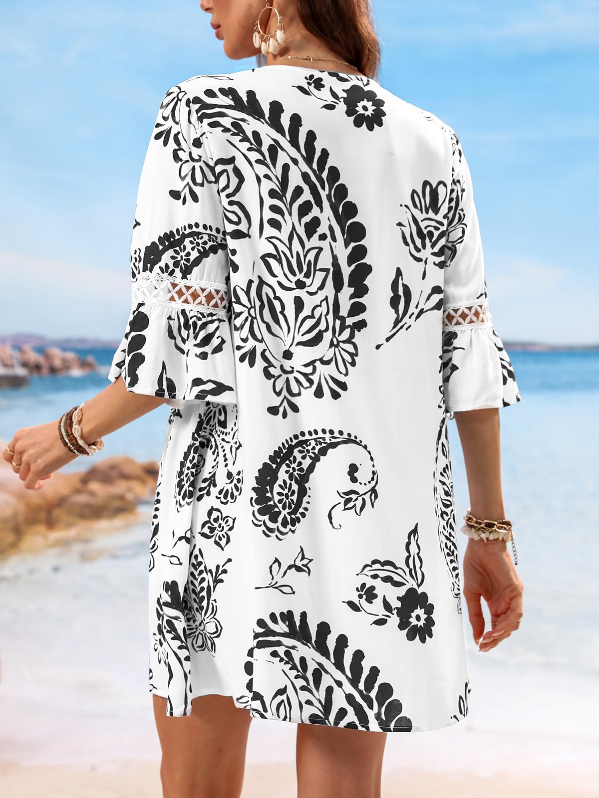 CUPSHE Sommerkleid Damen Mini mit V-Ausschnitt und 3/4-Volantärmeln | Spitzenborten am V-Ausschnitt und in den Volantärmeln gliedern den locker fallenden Mini-Schnitt mit wechselnden Prints.