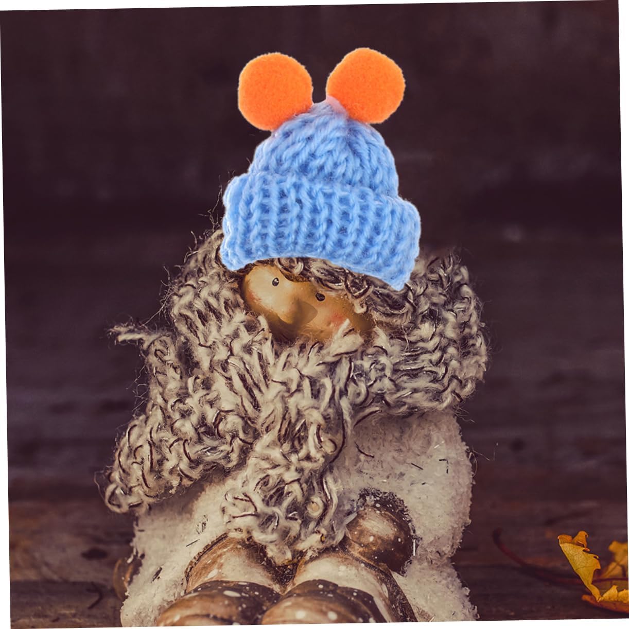 Mobestech 100Pcs Mini Knitting Woolen Hats Poms for DIY Dollhouse Decorations and Craft Projects Reusable Tiny Yarn Caps for Jewelry Making and Festive Accessories