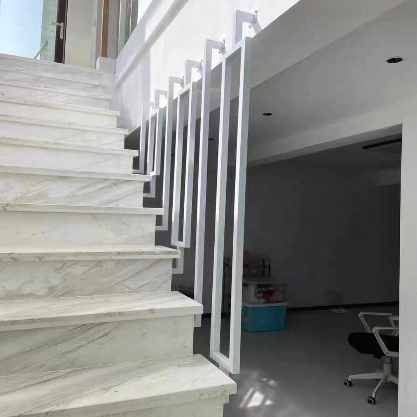 Solution d'escalier sécurisée enfants et animaux pour éviter les chutes et délimiter les pièces