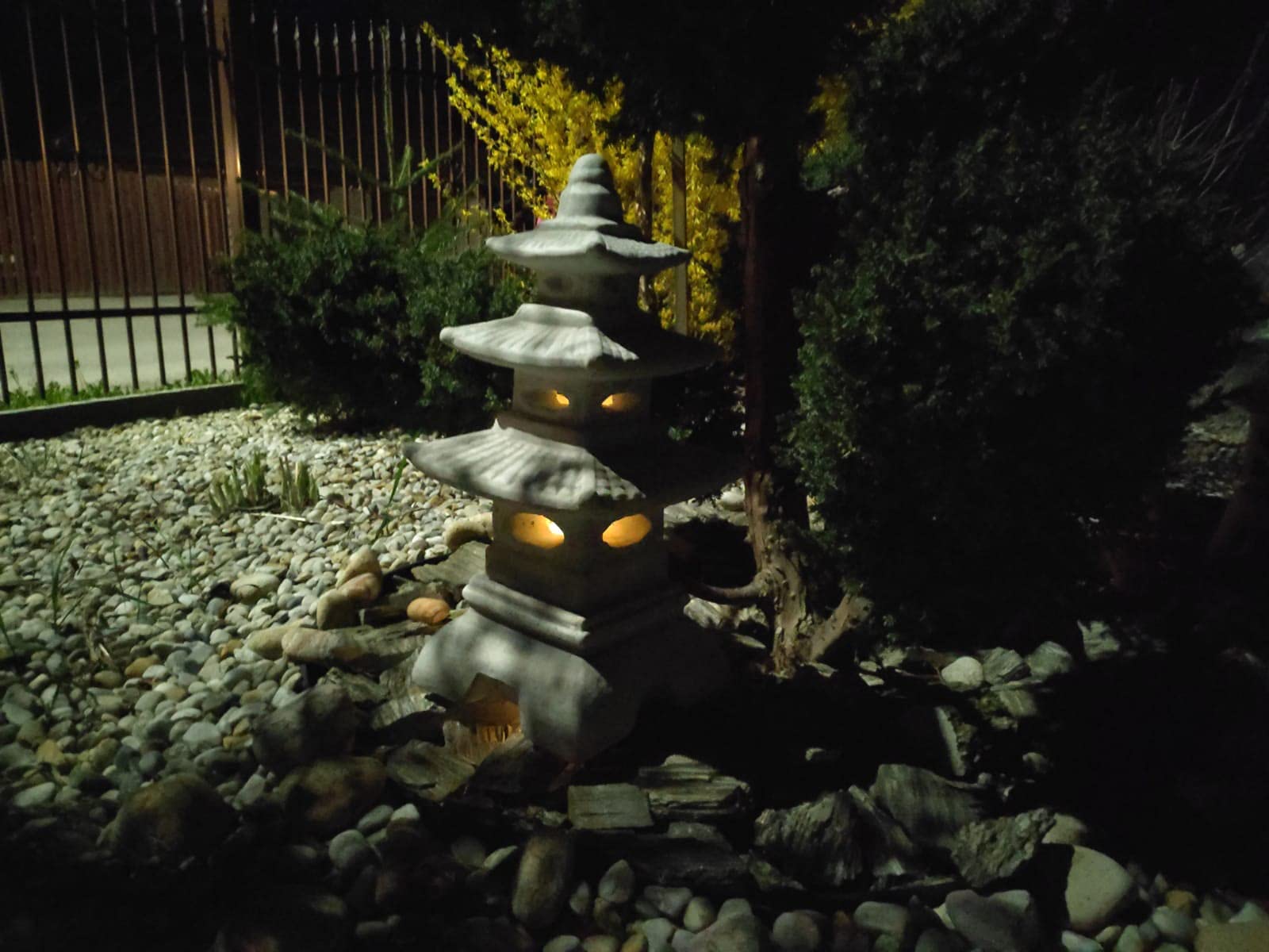 Lanterna in stile giapponese, pagoda a tre grondaie in pietra fusa, ornamento da giardino