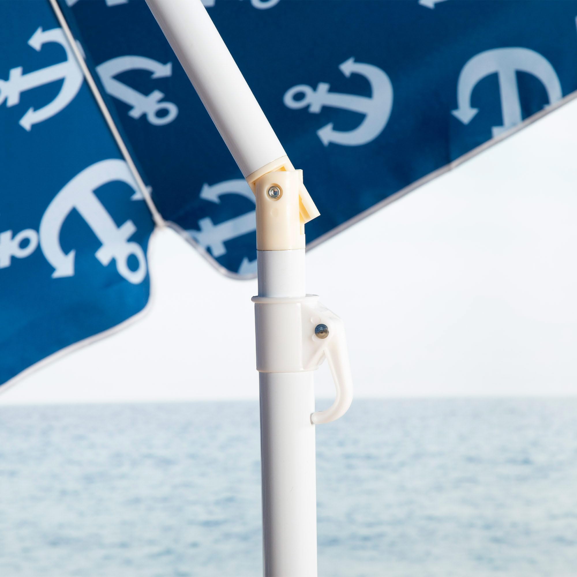 AKTIVE Sombrilla de playa 220 cm azul con estampado anclas, mástil de acero inclinable y ventilación superior, ligera y resistente al viento, protección solar UV30 y bolsa de transporte (62426)