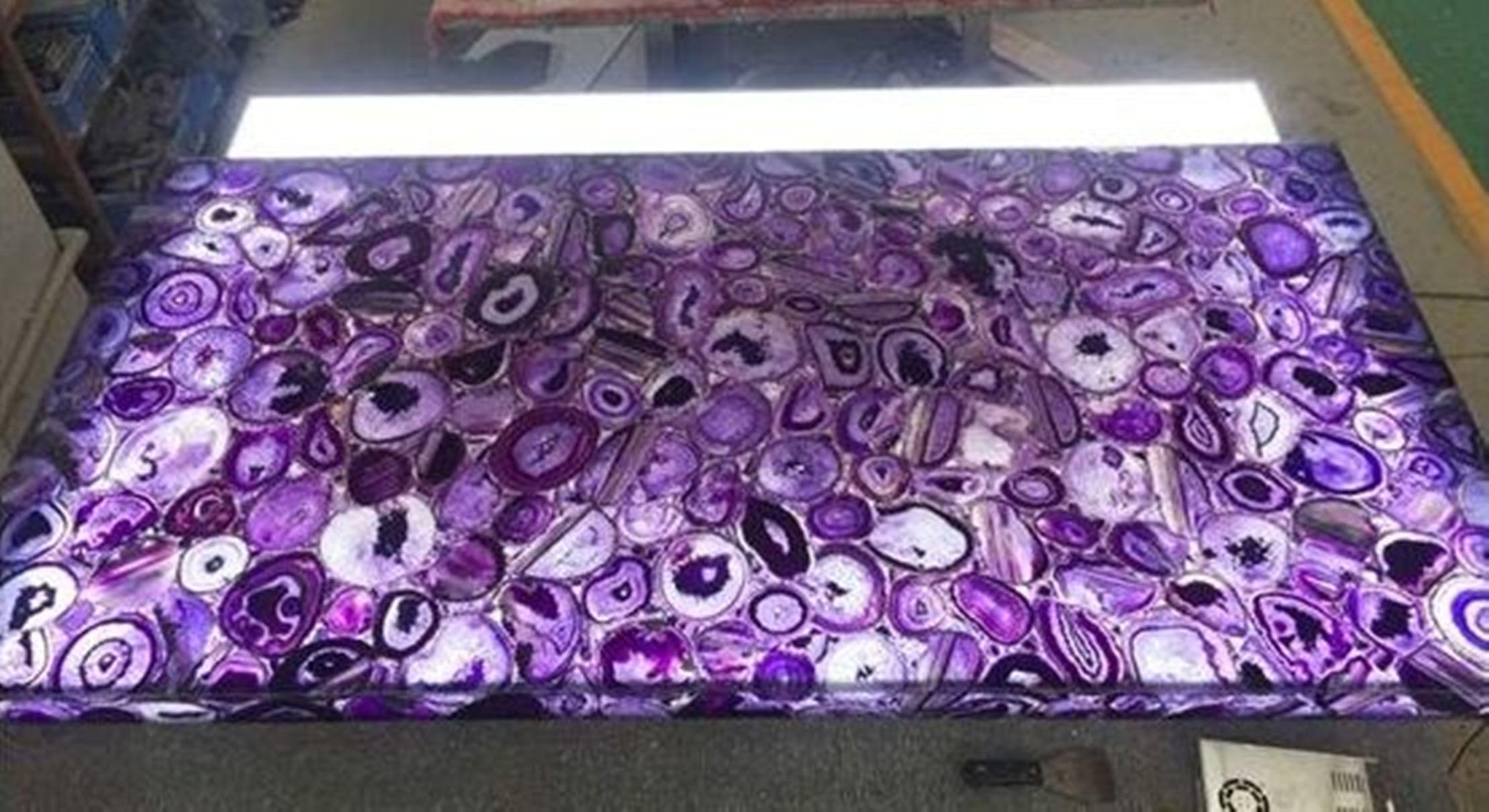 Plateau en agate de salon 45 cm, création haut de gamme en époxy