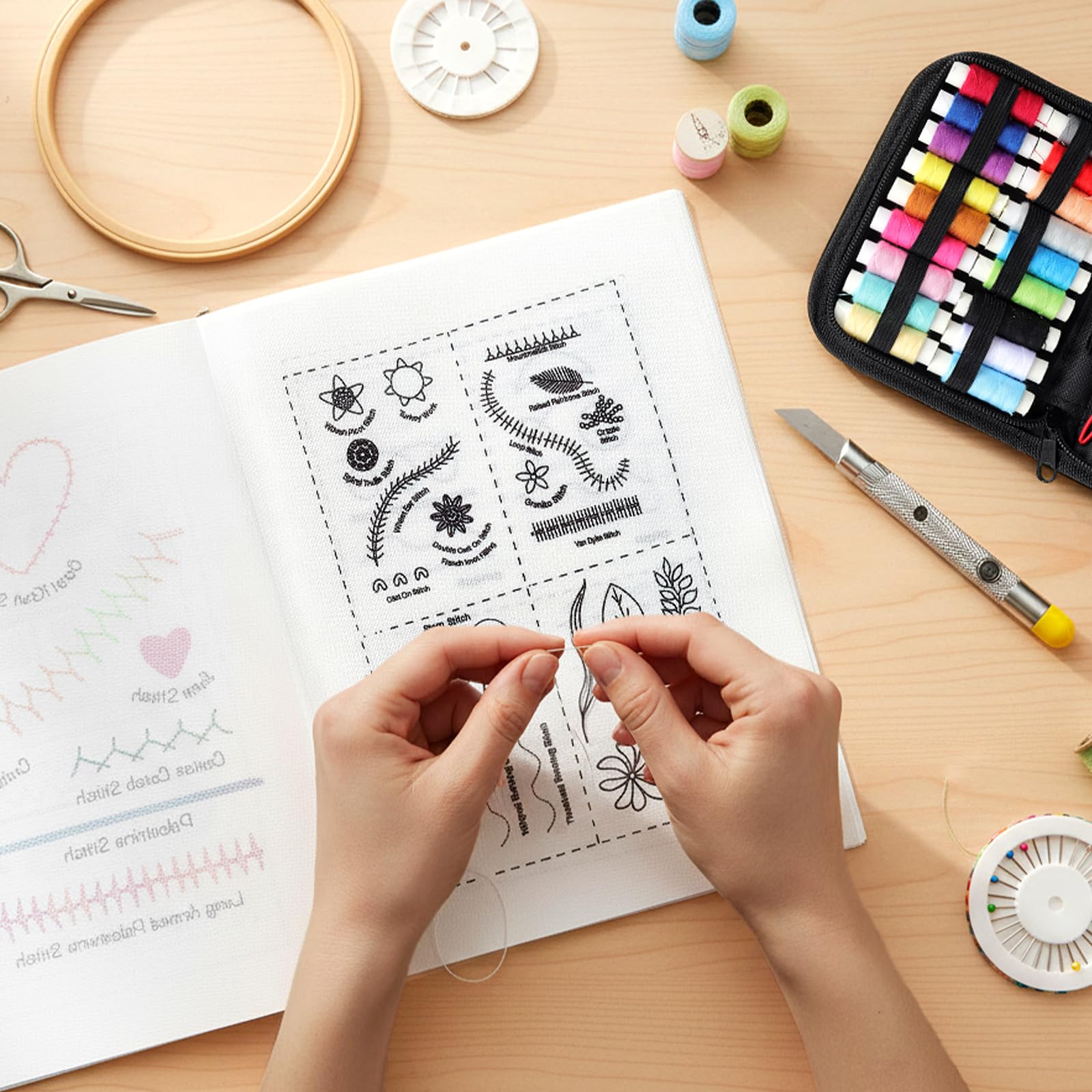 Komforbaa Kit da Ricamo Aggiornato per Principianti, Libro di Punto senza Limiti con Motivi Essenziali, Cerchio da 16cm, Filo a 24 Colori, Strumenti Completi, Tutto in Uno Portatile per Adulti e