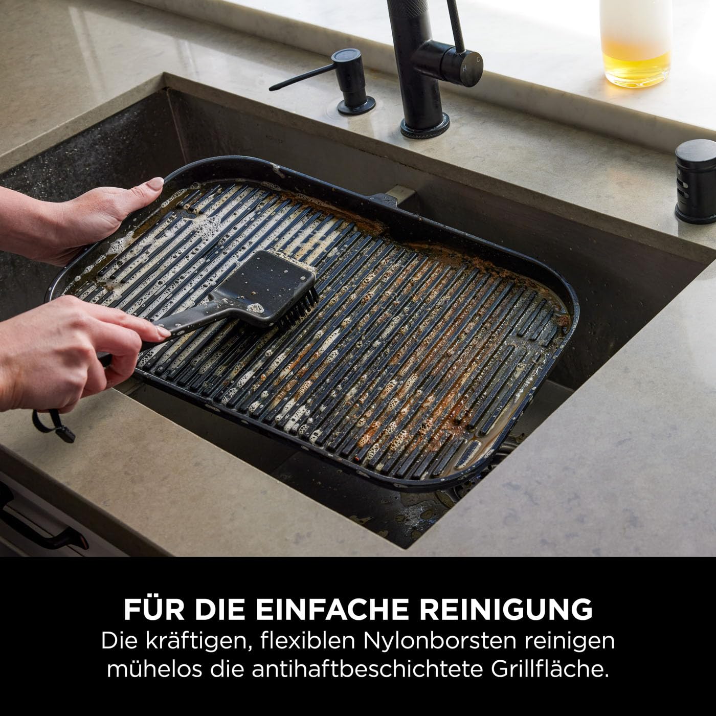 Ninja: Flache Grillplatte & Grill-Reinigungsbürste, Schwarz, Nylonborsten, Kompatibel mit Ninja Woodfire XL BBQ Grill OG850/OG901