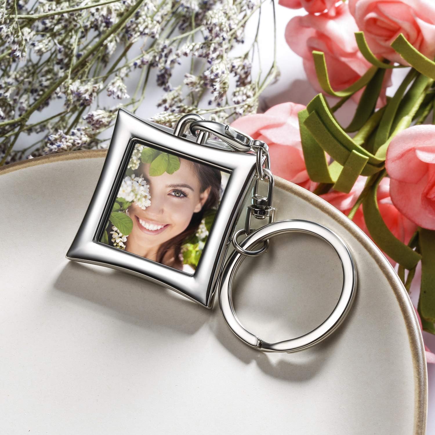 Tatuo 10 Pieces Metal Photo Frame Keychain, Heart Keyring with Locket Photo Frame for Wedding Gifts