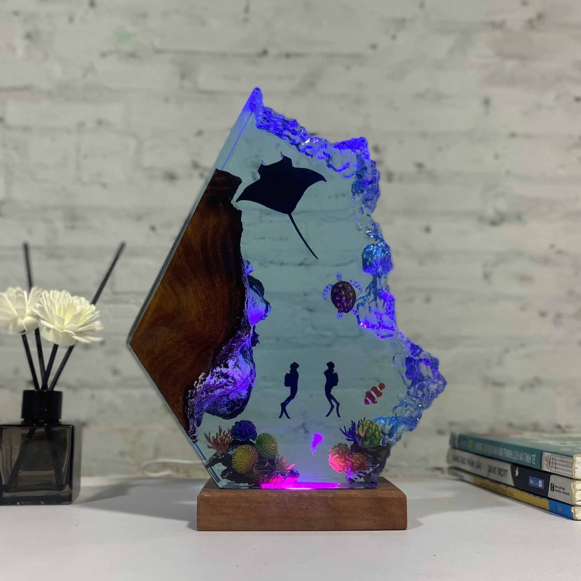 Lampada oceanica in resina epossidica, luce notturna LED raie manta e subacquei, lampada da tavolo per decorazione domestica, souvenir d'avventura subacquea (blu, 9×6 pollice)