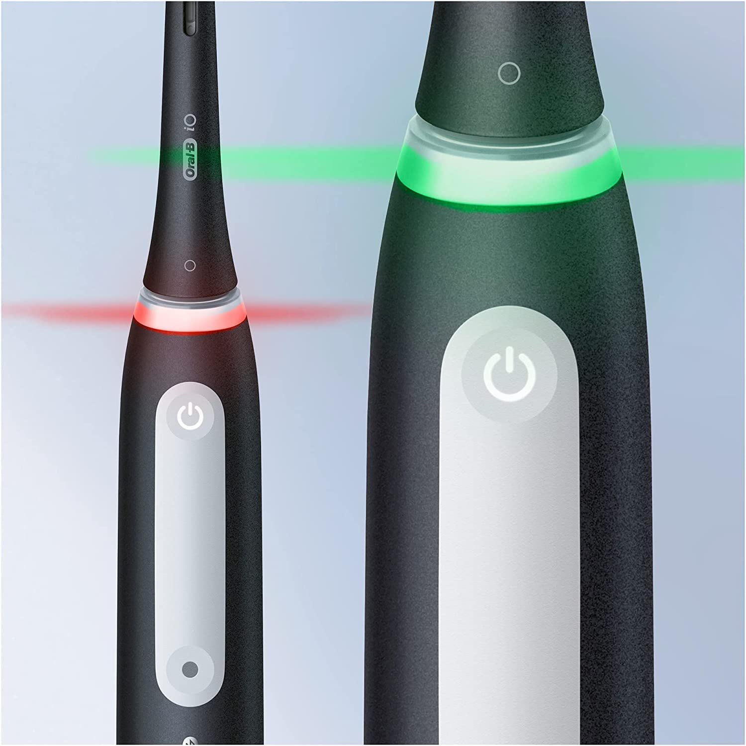 Oral-B iO - Set di 2 spazzolini elettrici, con tecnologia magnetica, 2 testine di ricambio, 4 modalità di pulizia per la cura dei denti, custodia da viaggio, progettato da marrone, nero opaco/bianco