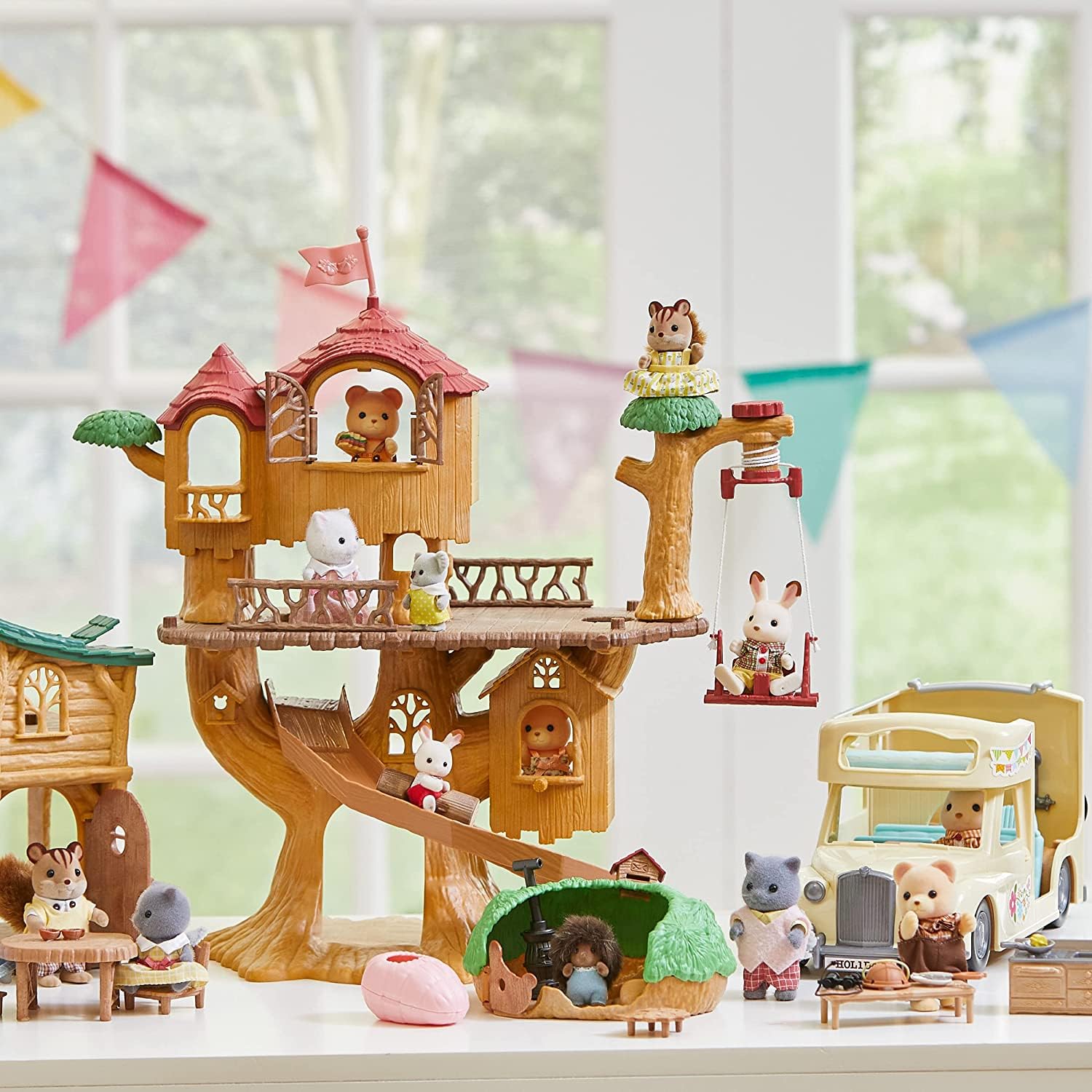 Sylvanian Families - La cabane dans les arbres - Set + de 3 accessoires - Plongez dans l'univers de la famille Sylvanian - Figurines animaux miniatures - Jouet enfant 3 ans et + - 5494