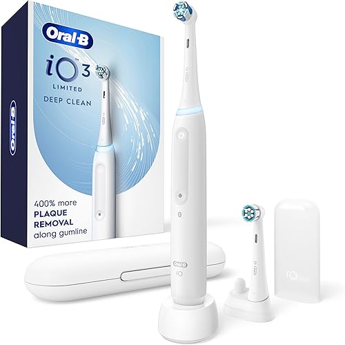Oral-B iO Deep Clean - Cepillo de dientes eléctrico recargable, color blanco con iO Series 3 Limited, 2 cabezales de cepillo y estuche de viaje,