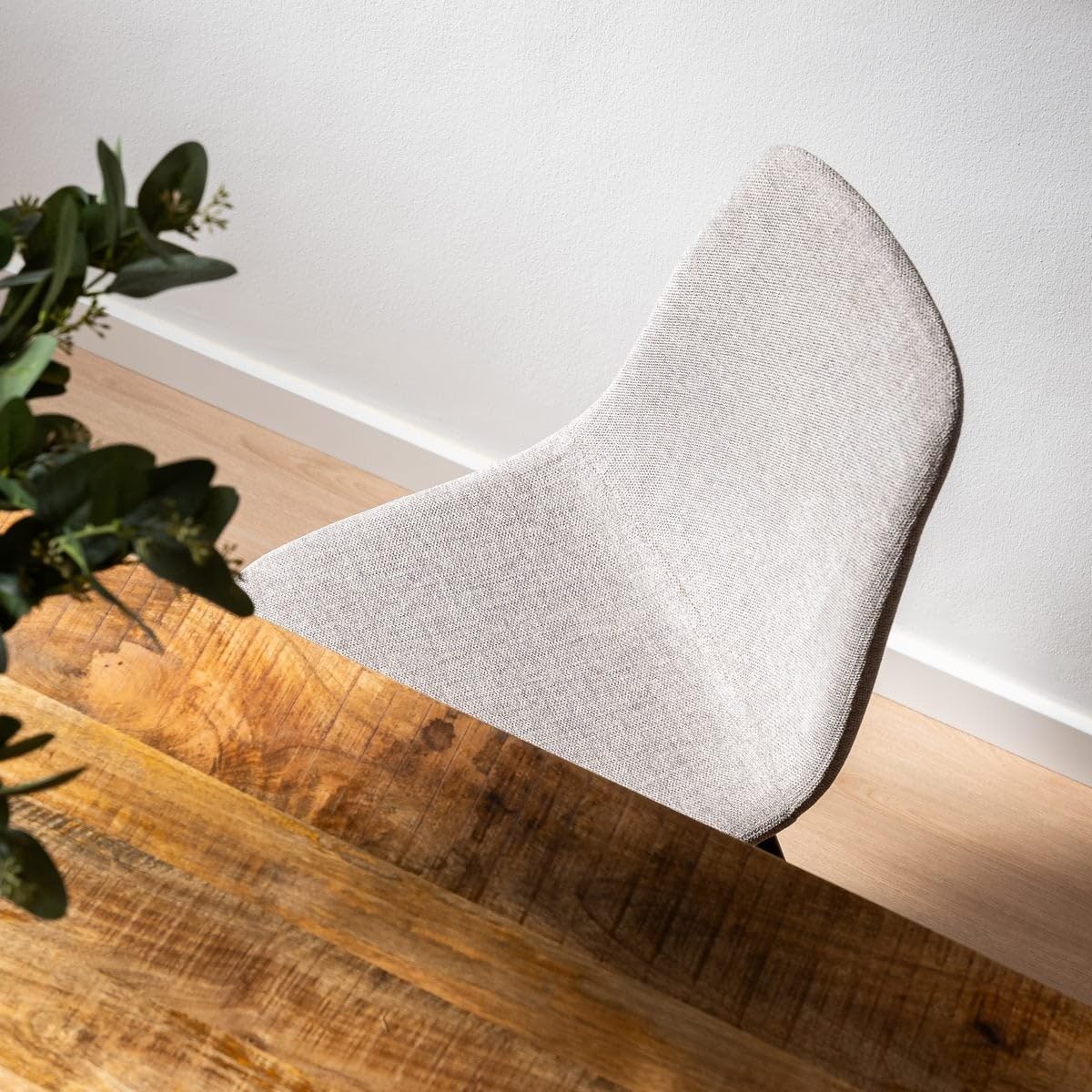 4 sillas de comedor Lina gris tapizadas en lino con patas metálicas negras | Sillas ligeras de diseño ergonómico y elegante para comedor, cocina u hostelería. Asiento acolchado y cómodo fácil de lavar.