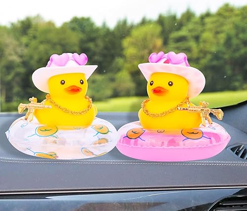 Miniatura 6 de Decoración de tablero de pato de goma para automóvil, mini pato amarillo, accesorios de adorno para automóvil con mini sombrero de vaquero, collar