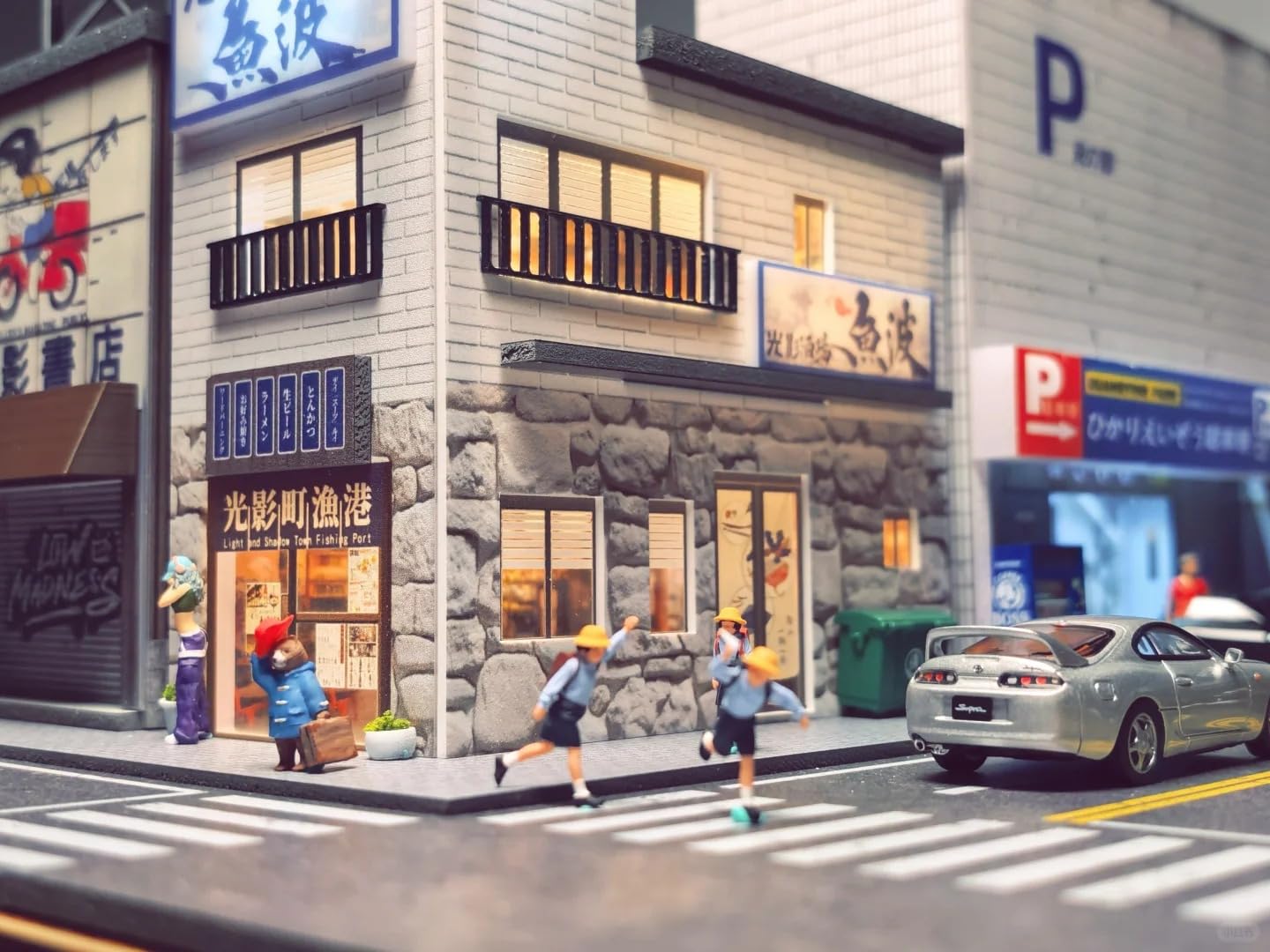 1/64 ガレージ　駐車場　コンビニ　模型　ジオラマ　トミカ　ホットウィール　L Amazon.co.jp: 1/64 ジオラマ 日本のガレージモデル、LED照明付き駐