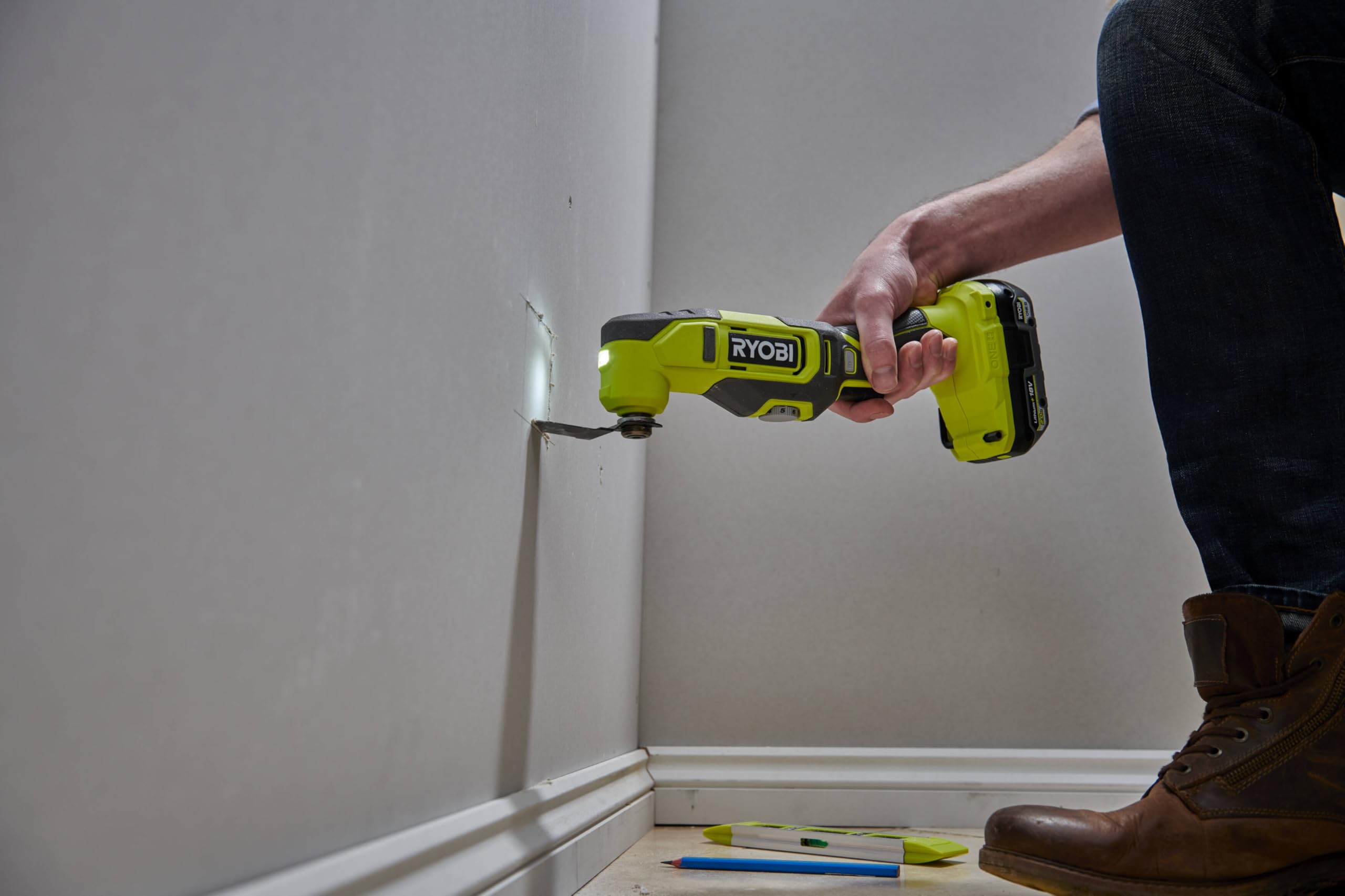 RYOBI Multitool 18V One+™ - Corte de madera metal PVC, lijado precisión, renovación, placa, parquet, 3 cabezales + batería 2Ah + cargador RMT18-1C20GP