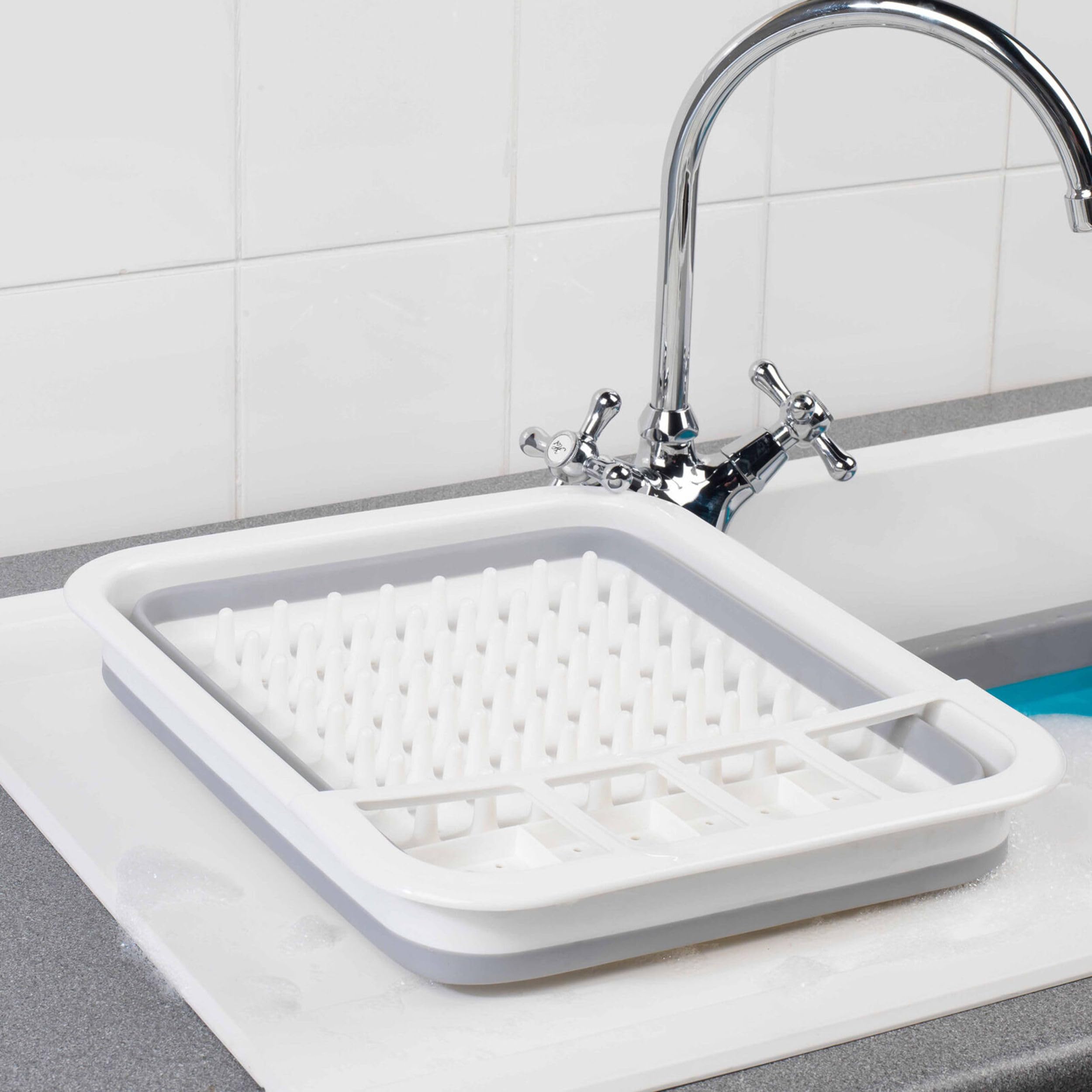 Beldray LA031051 Escurreplatos plegable - con separador de cubiertos, perfecto para propietarios de viviendas o acampadas, resistente a roturas, Fácil de ocultar, gris